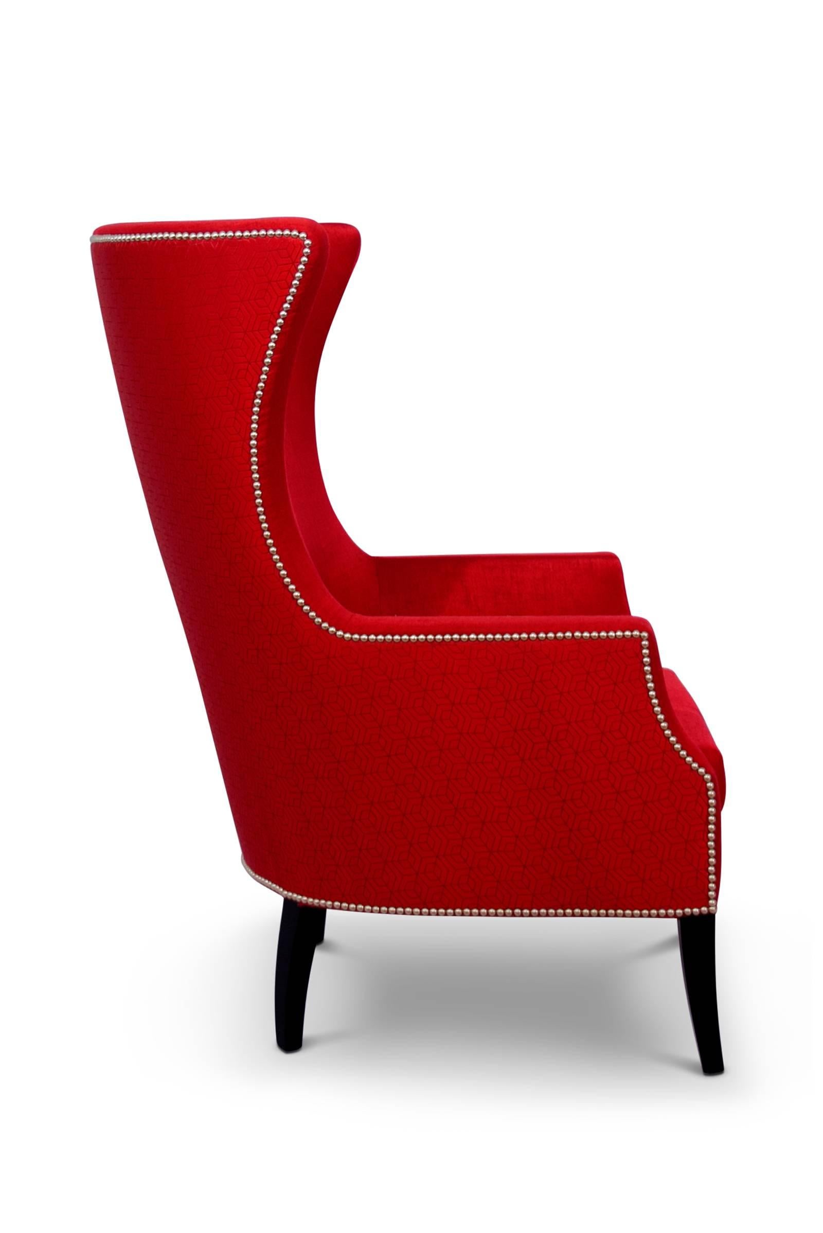 Armchair high Kokomo is in patterned satin red fabric
with black matte lacquered feet and golden polished nails.
