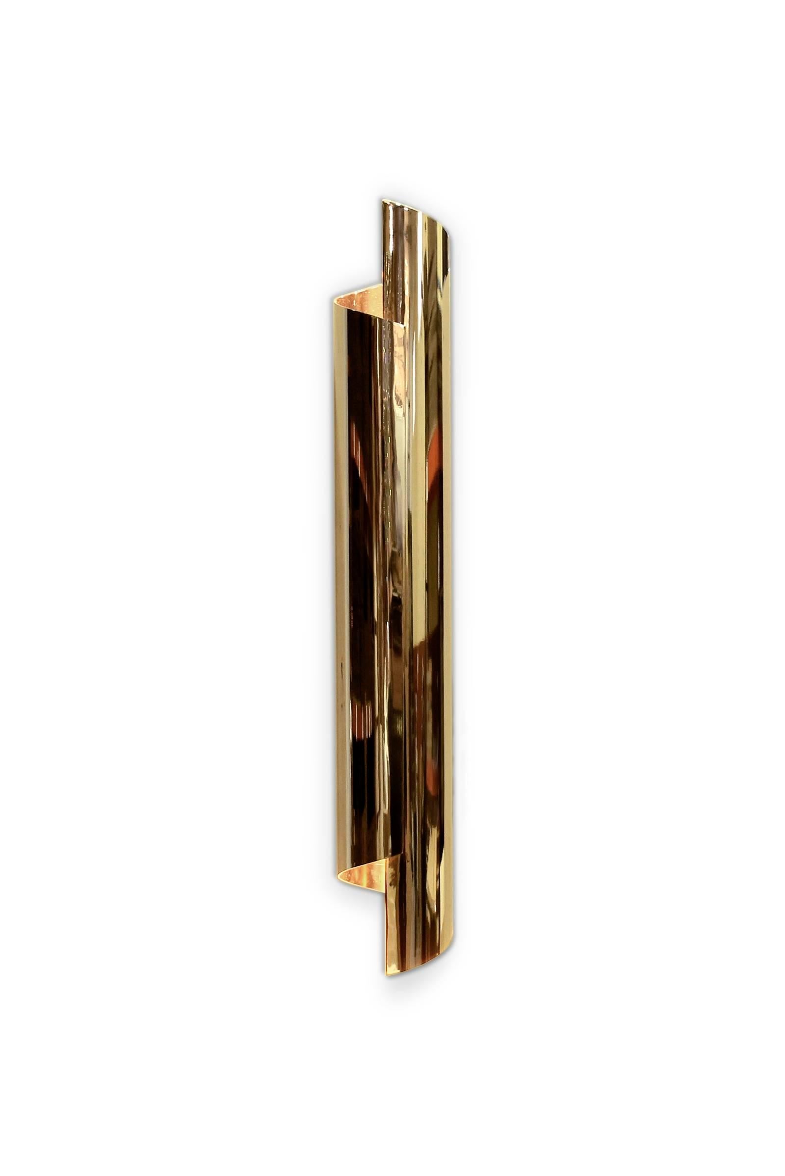 Lámpara de pared lisa de latón dorado curvado,
Iluminación de pared sutil y elegante.
