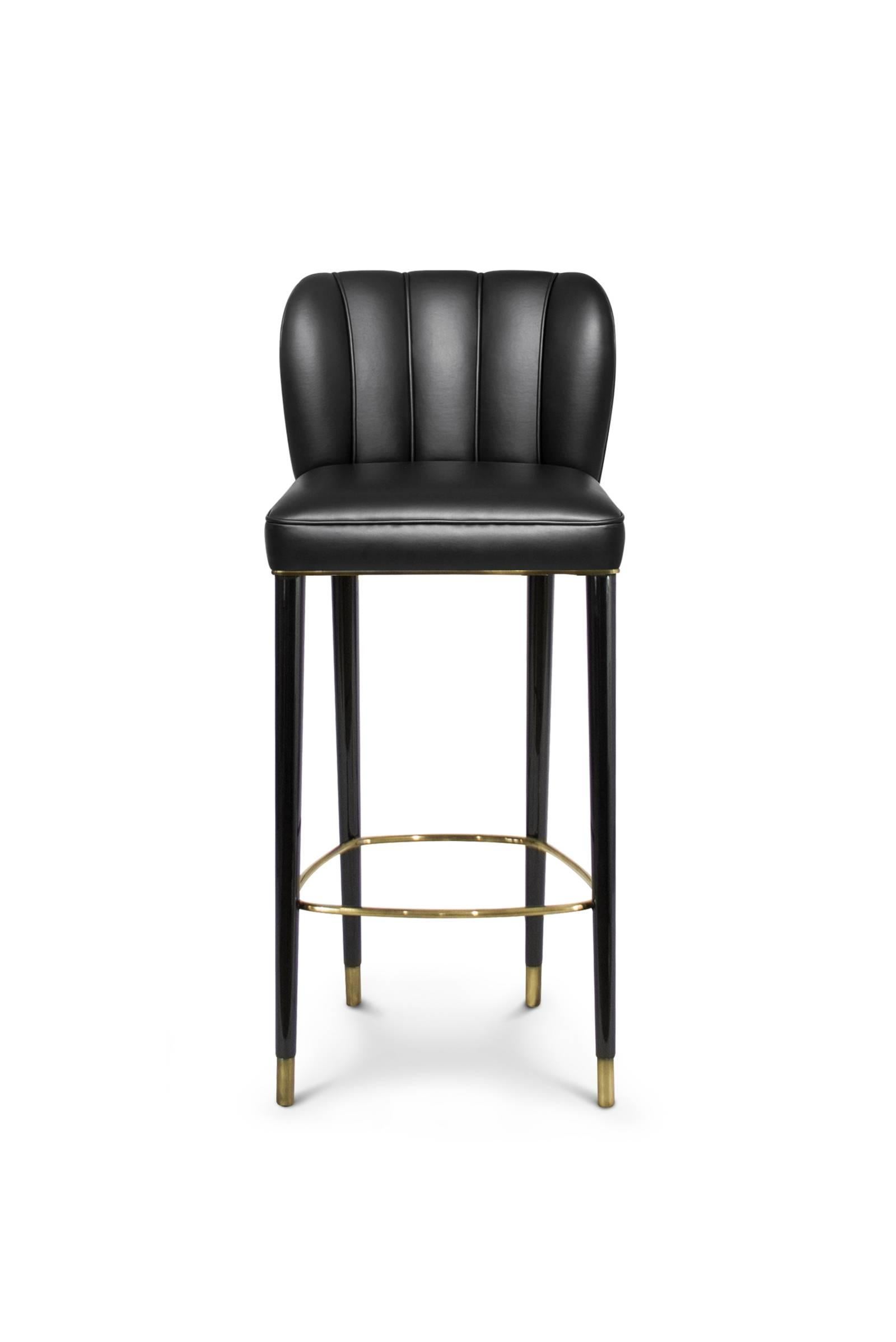 Bar stool dragon upholstered and covered with
leather style with black lacquered feet with glossy 
aged brass details.

