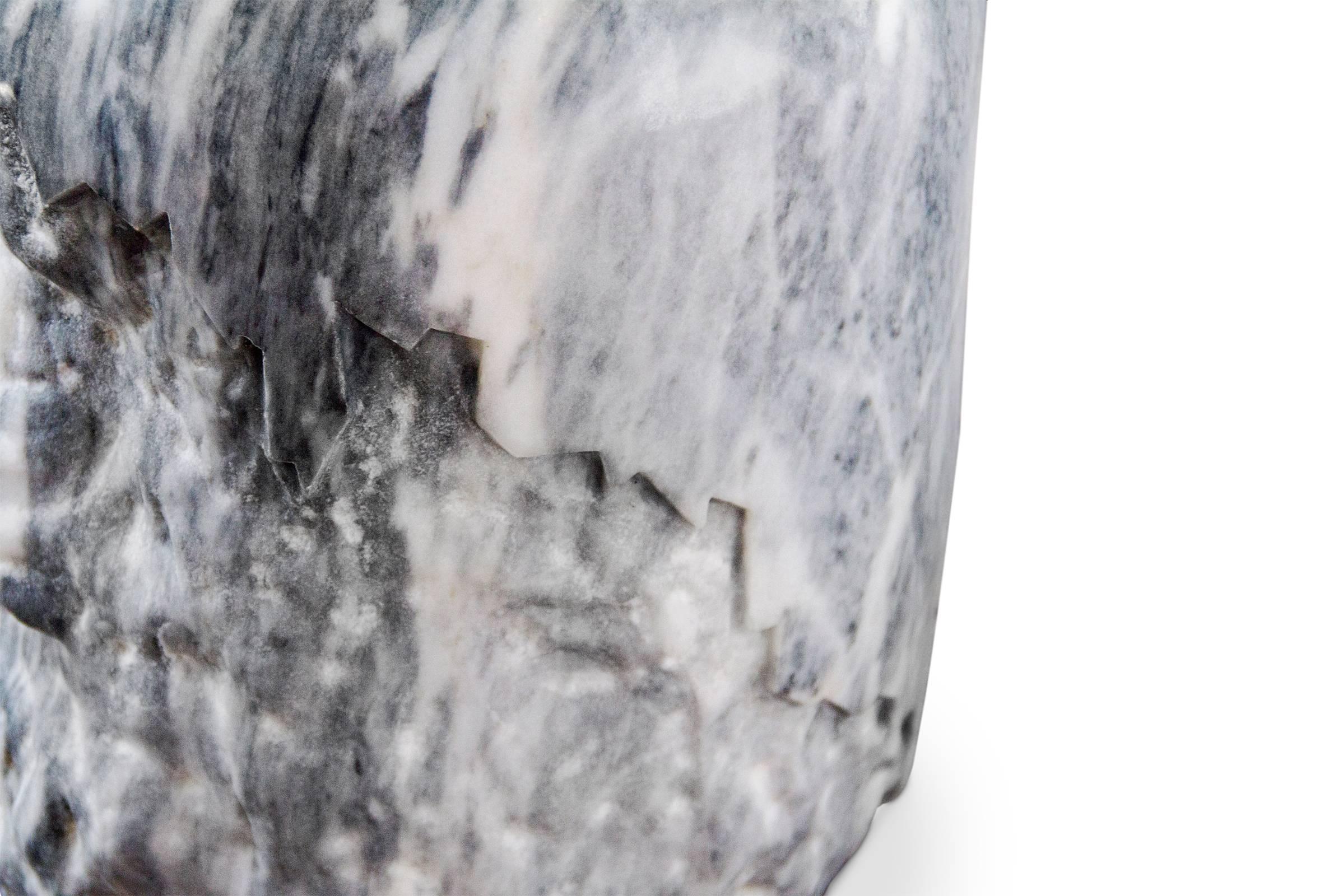Hocker Marmor in echtem Carrara-Marmor gearbeitet,
handgeschnitzt mit einer stilisierten Linie. Jedes Stück
ist einzigartig und außergewöhnlich. Erhältlich in weiß 
marmor oder grauer Marmor, bitte genaue Ausführung
zum Zeitpunkt Ihrer