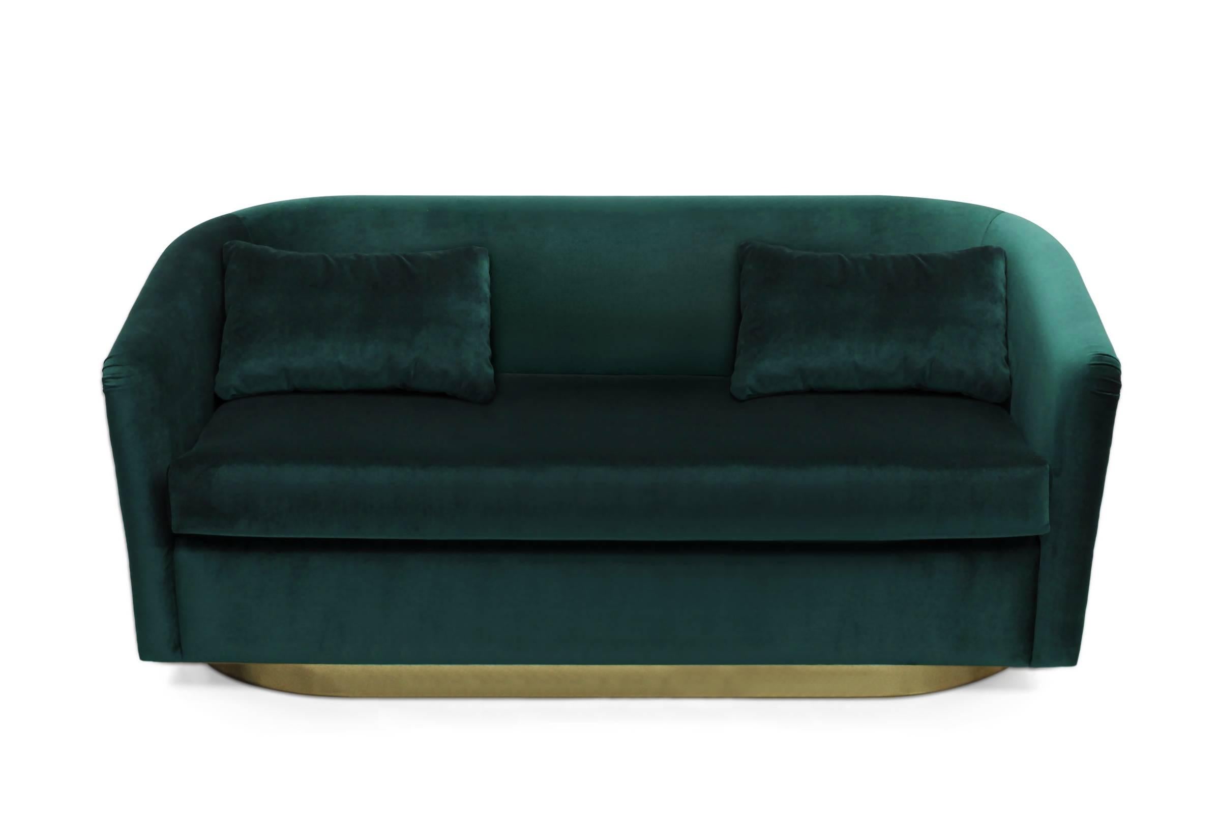Natürliches grünes Sofa mit zwei Sitzmöbeln aus Samt mit hochglänzender gehämmerter Messingrückenlehne (Handgefertigt) im Angebot