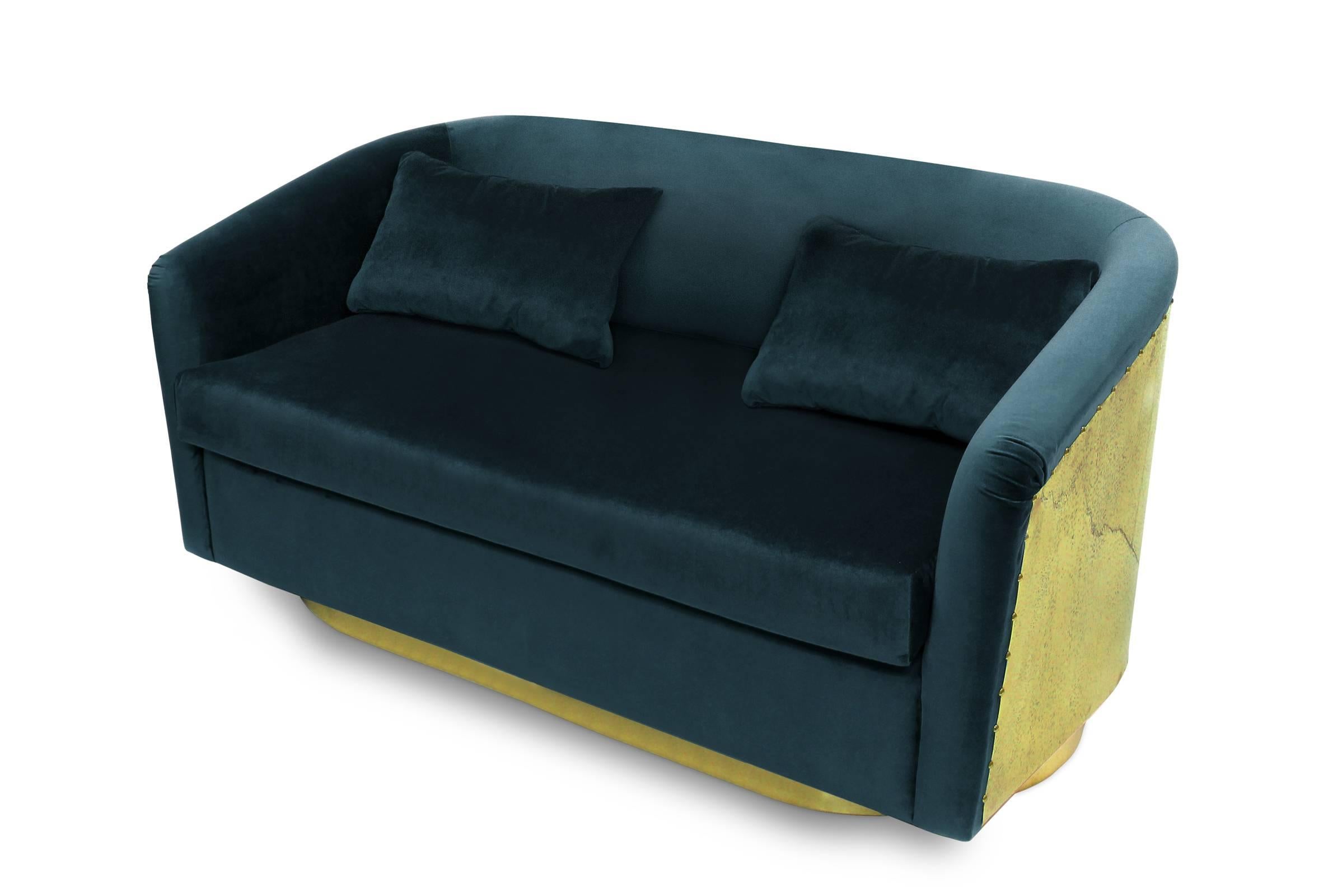 Natürliches grünes Sofa mit zwei Sitzmöbeln aus Samt mit hochglänzender gehämmerter Messingrückenlehne (Portugiesisch) im Angebot
