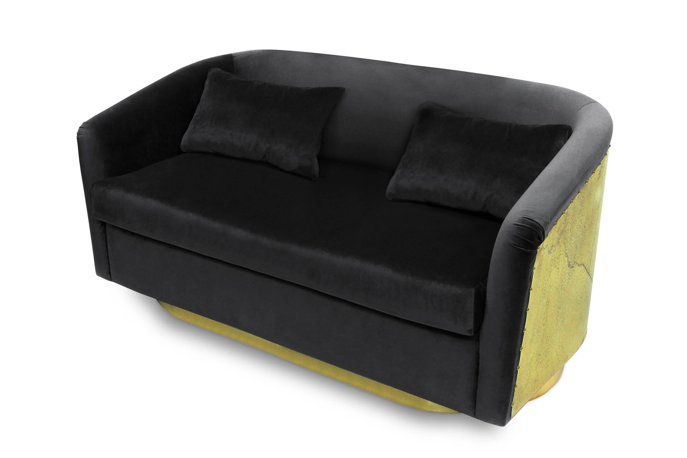 Natürliches grünes Sofa mit zwei Sitzmöbeln aus Samt mit hochglänzender gehämmerter Messingrückenlehne im Zustand „Neu“ im Angebot in Paris, FR