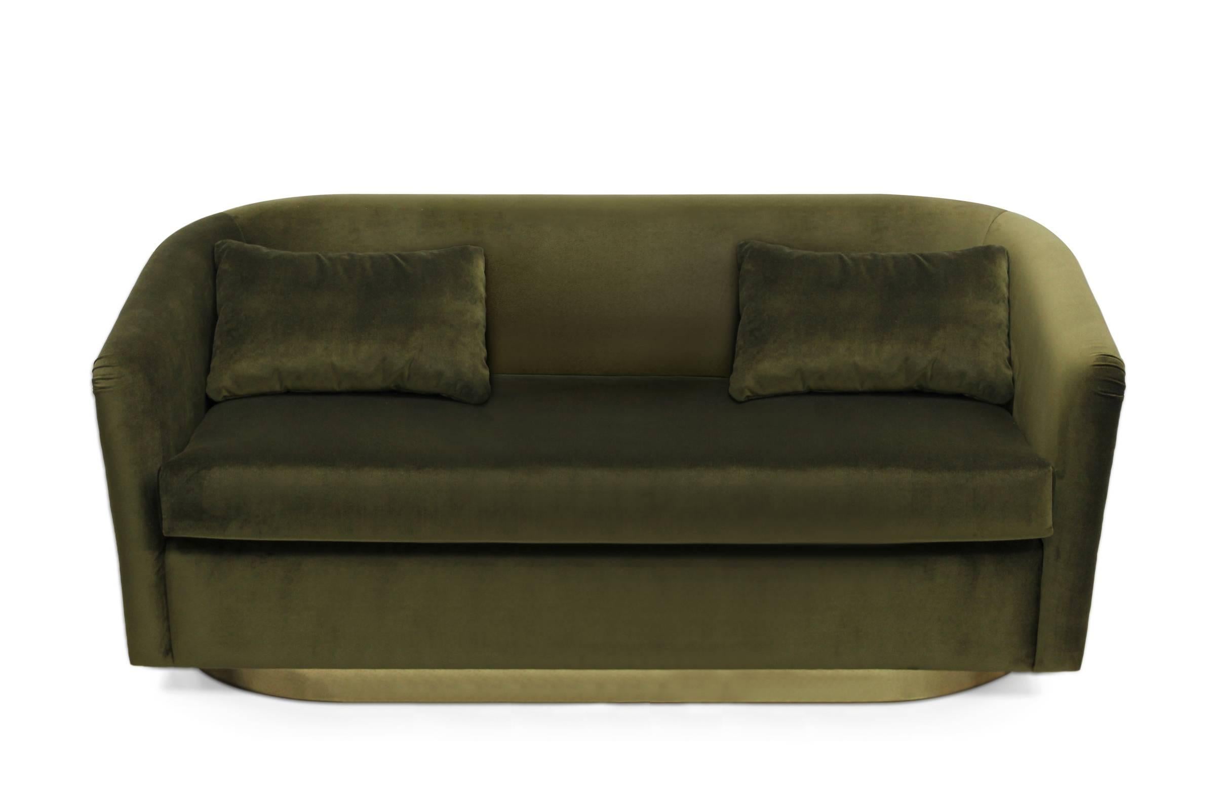 Sofa Zweisitzer naturgrün in grünem Samt.
Sockel und Rückseite sind aus hochglänzendem, gehämmertem Messing. Nägel
sind golden poliert. 
