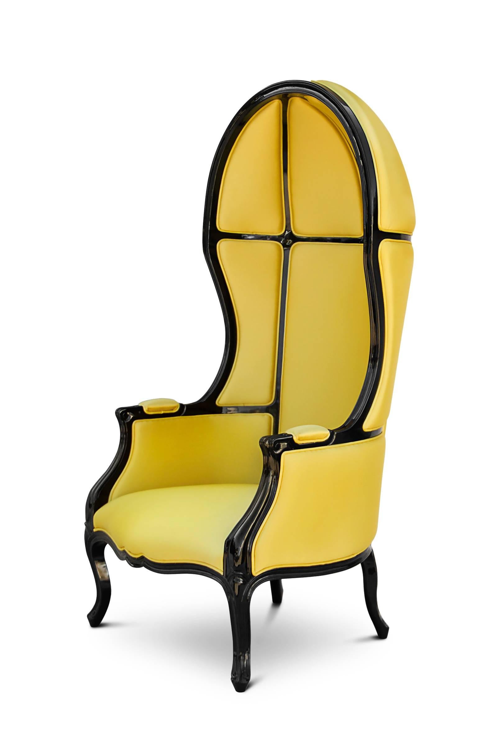 Fauteuil tresor laqué noir brillant 
structure en bois, rembourrée et recouverte de 
tissu en coton satiné.
Disponible sur demande en bleu, rouge, orange, fushia, vert.
