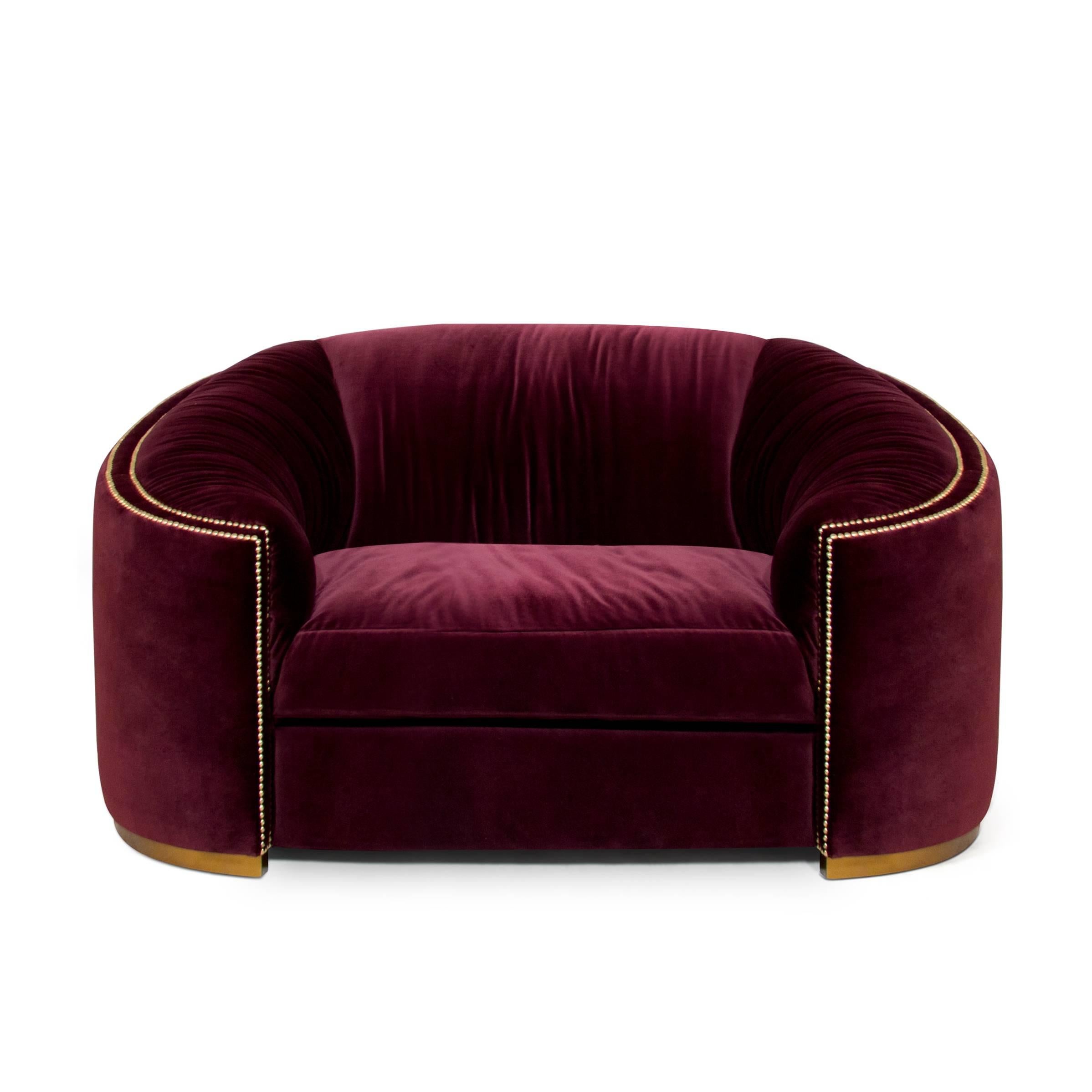 Ein-Sitz-Sofa Königreich gepolstert und bezogen mit 
weinroter Baumwollsamtstoff mit mattem Vintage-Messing 
Sockel und mit vergoldeten, polierten Nägeln. 

  
