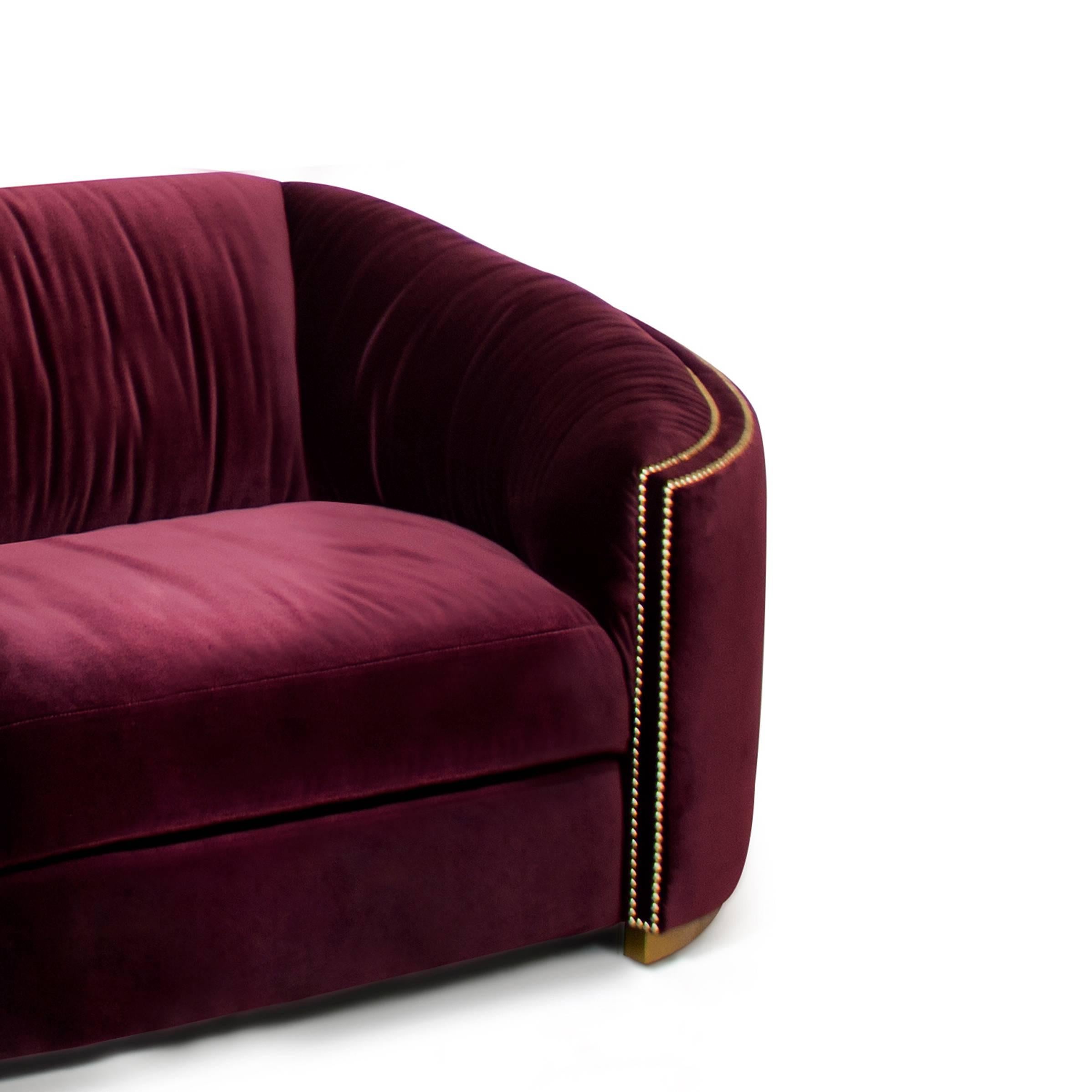 Kingdom Einsitziges Sofa aus Samtstoff mit gealtertem Messingfuß und goldenen Nägeln (Handgefertigt) im Angebot