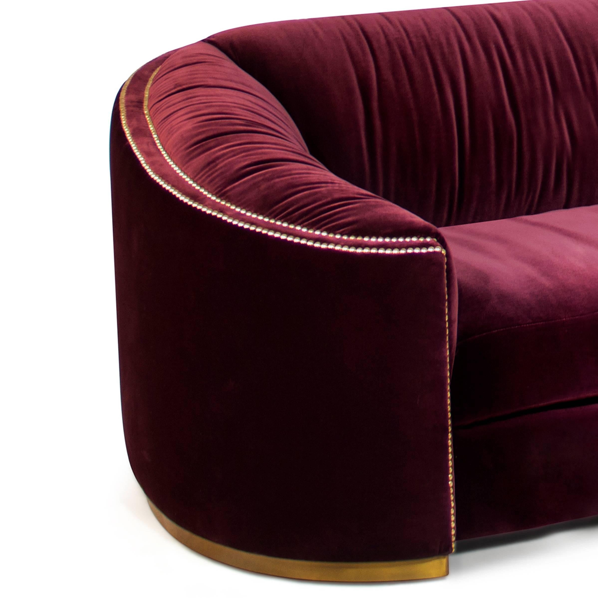Kingdom Einsitziges Sofa aus Samtstoff mit gealtertem Messingfuß und goldenen Nägeln im Zustand „Hervorragend“ im Angebot in Paris, FR