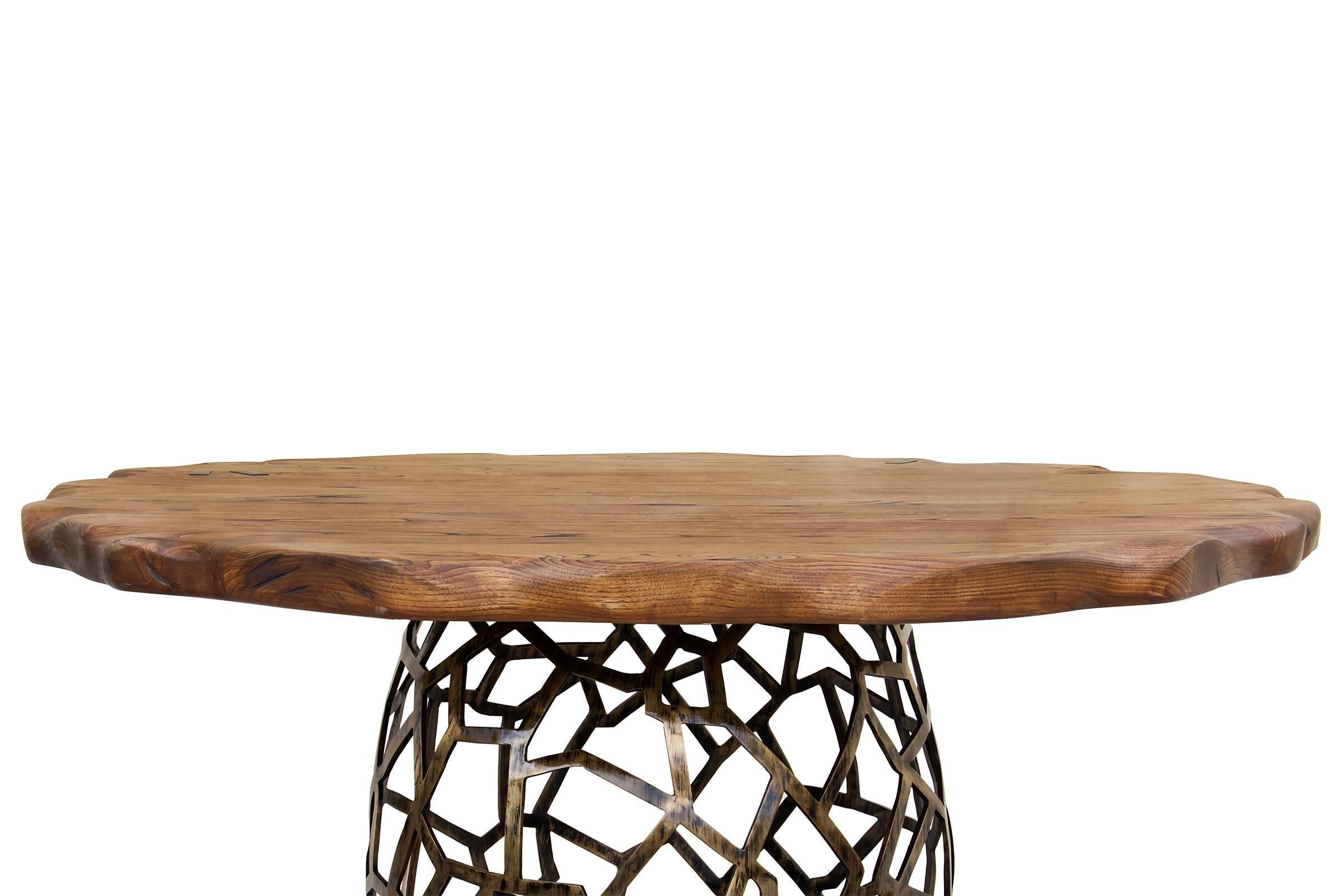 Round dining table Pisa with dark aged brass
base and stained oak top with brass details.
Available in other dimensions, ask for quotation.
