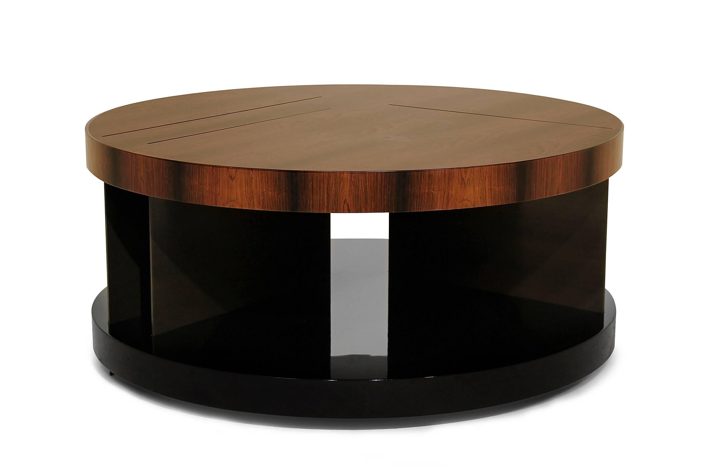 Table basse ronde Chloe réalisée avec du mat 
Placage bois Pau Santo, noir brillant 
laque et laiton antique poli.


  