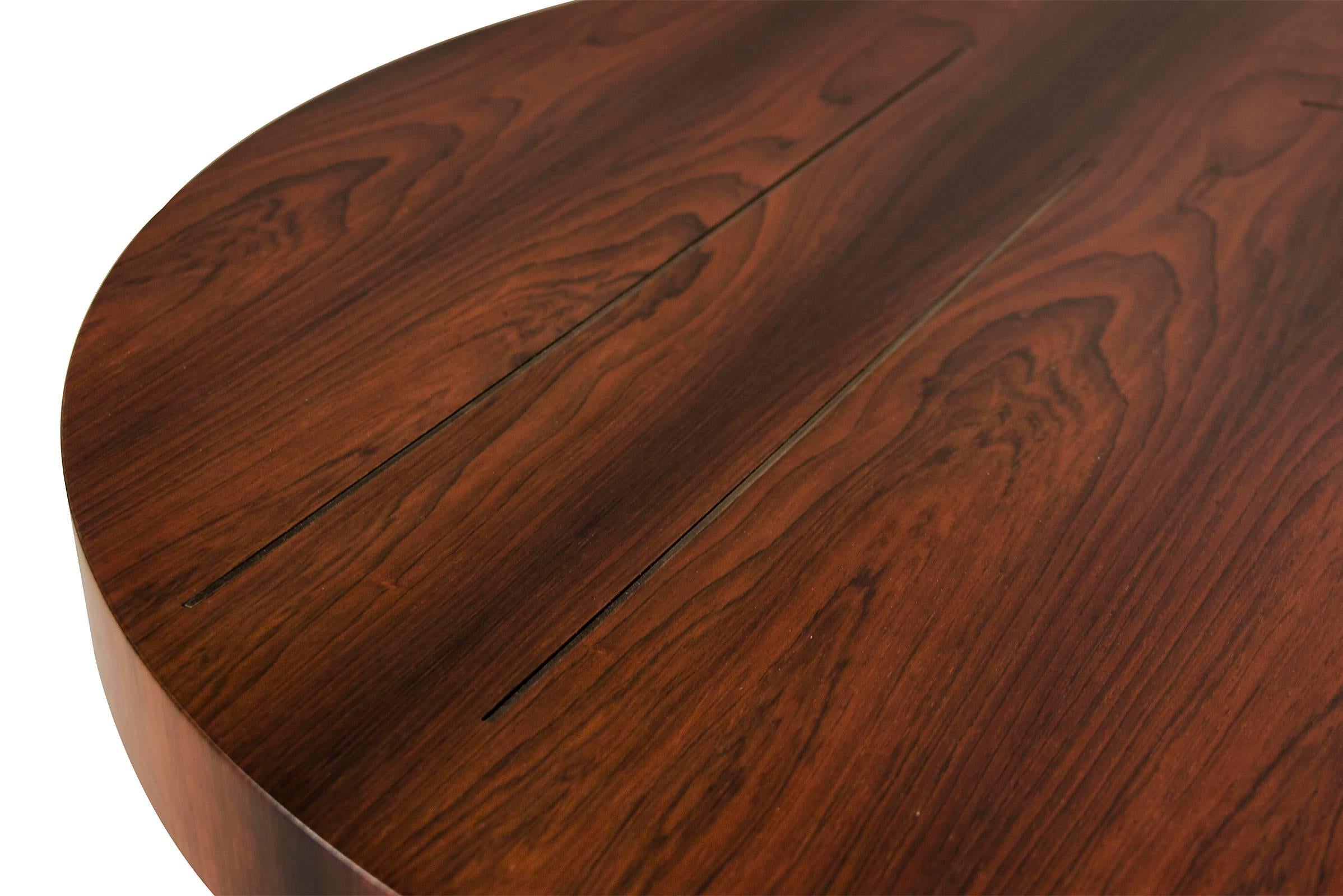 Table basse ronde Chloé en laque brillante, bois de placage et laiton Neuf - En vente à Paris, FR