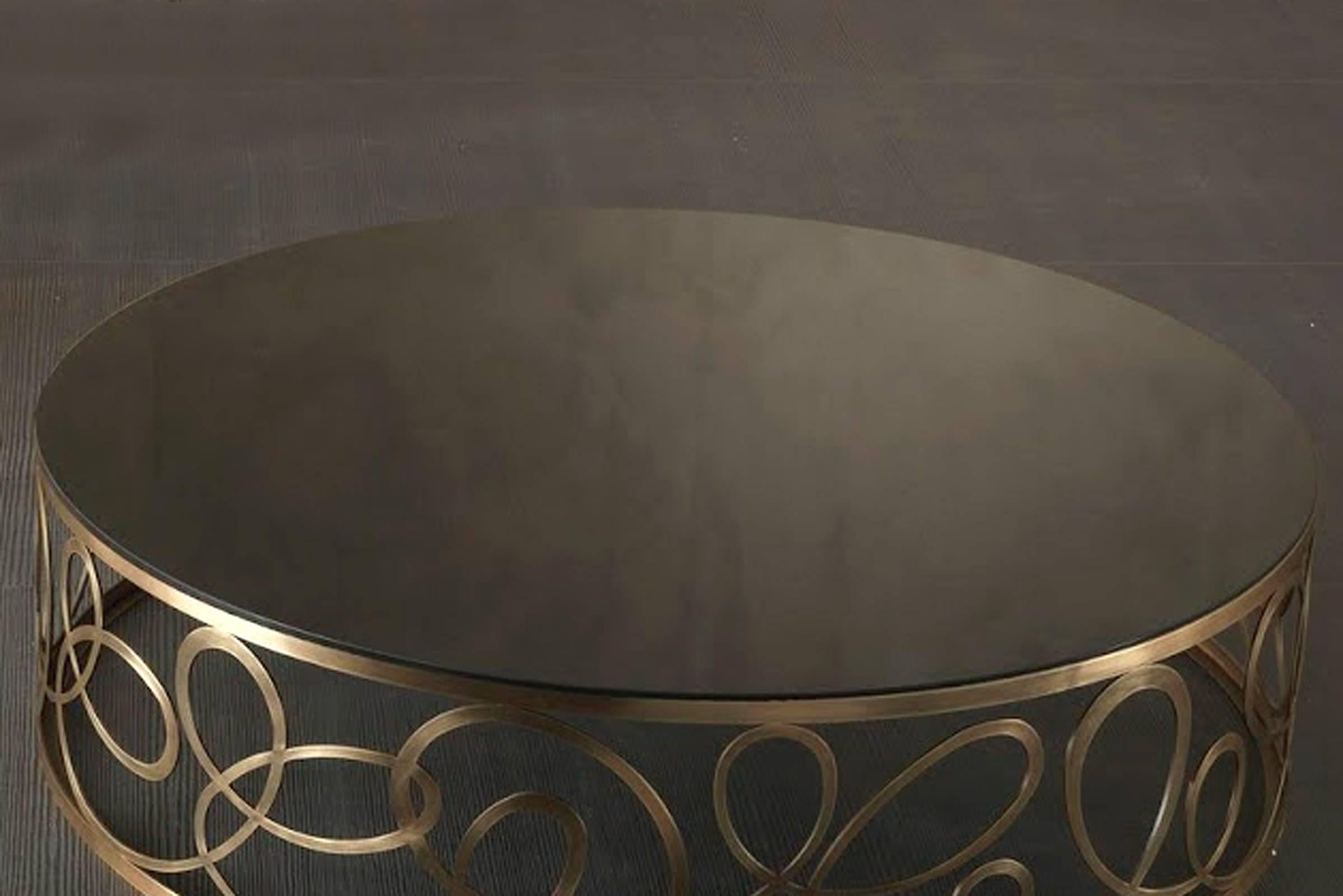 italien Table basse ronde incurvée avec base en bronze et plateau en verre noir en vente