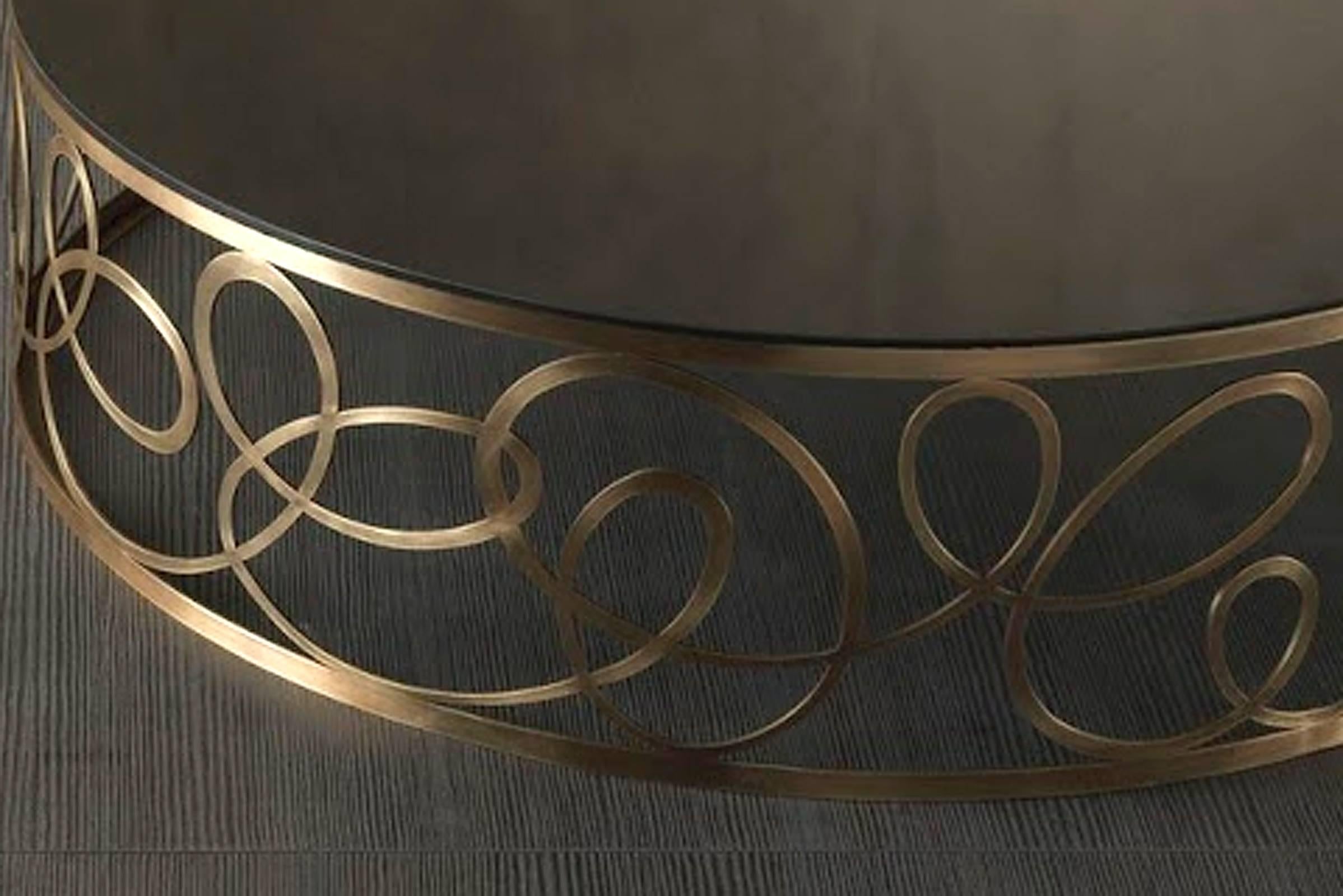 Table basse ronde incurvée avec base en bronze et plateau en verre noir Excellent état - En vente à Paris, FR