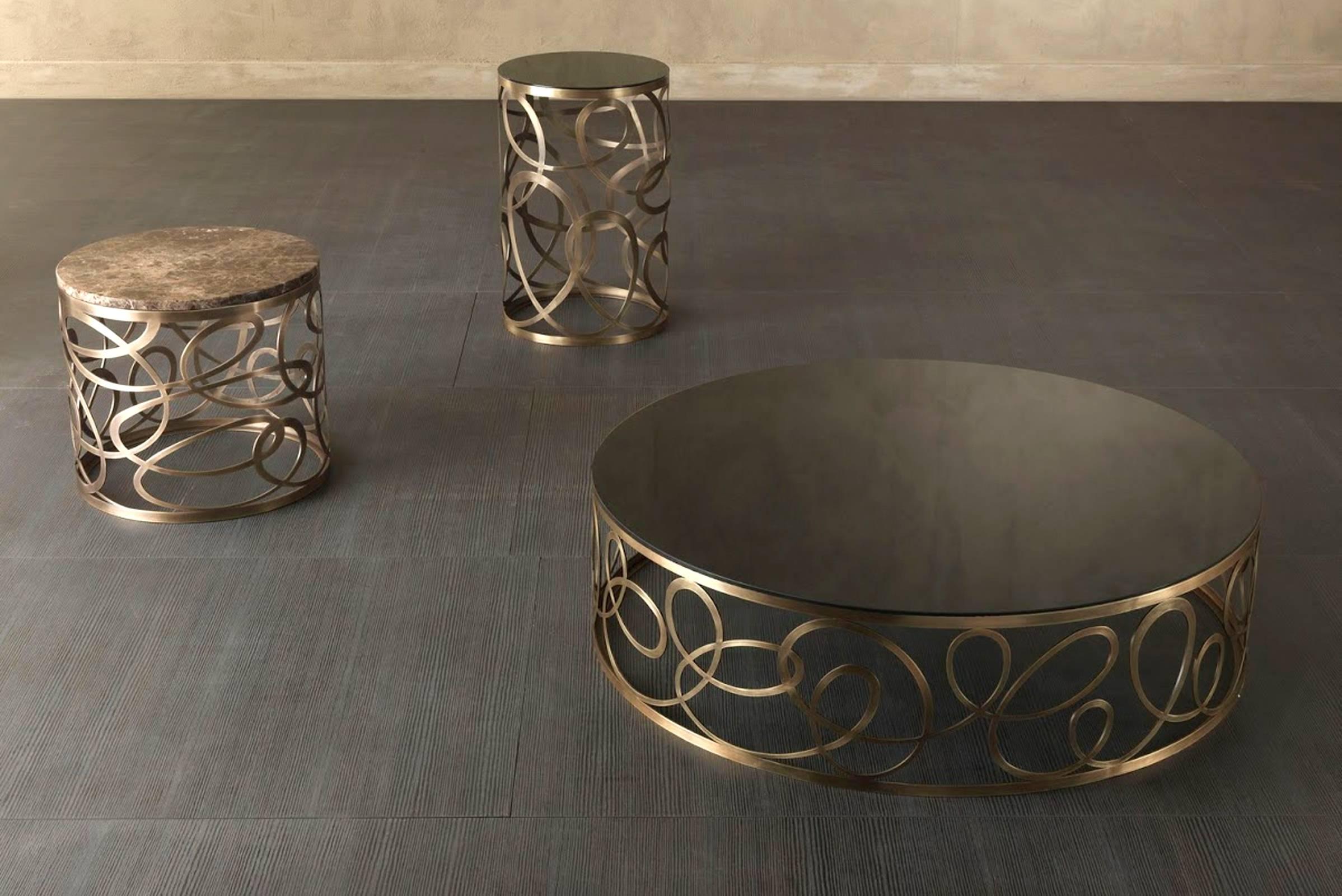 XXIe siècle et contemporain Table basse ronde incurvée avec base en bronze et plateau en verre noir en vente