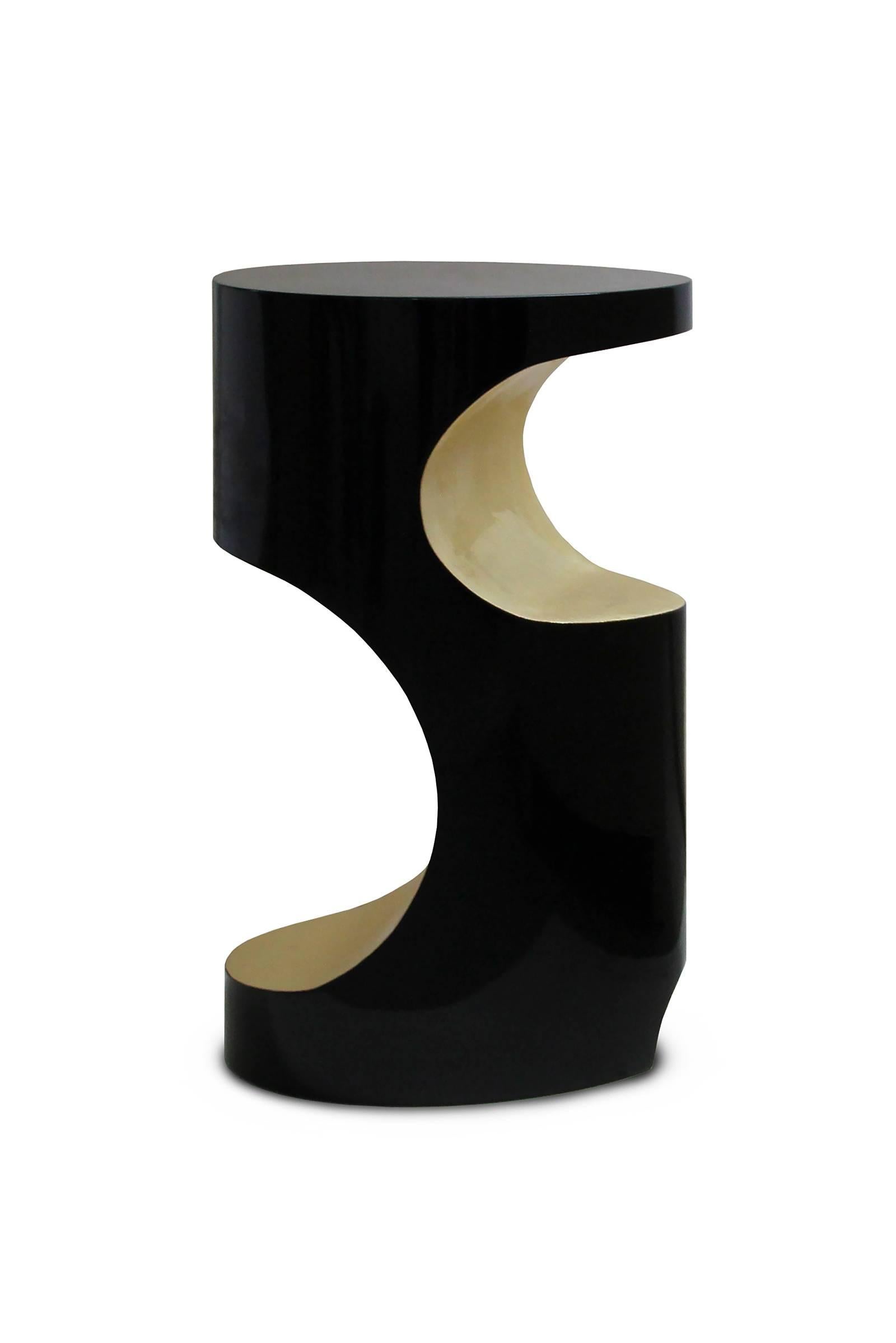 Oval side table Felix with body and top made with fiberglass.
in high glossy black lacquer and high glossy golden leaf finish.


        