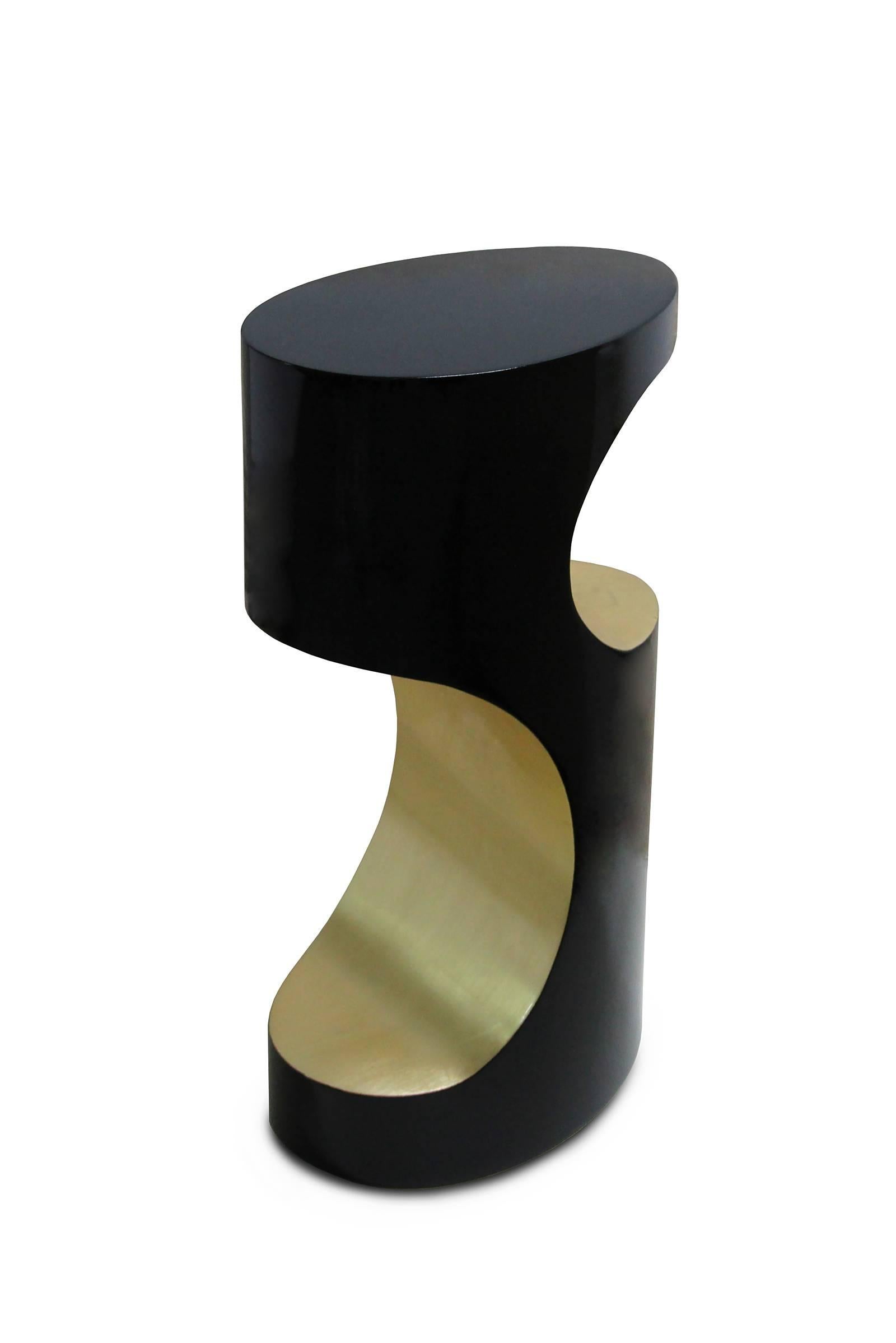 Felix Ovaler Beistelltisch mit hochglänzendem schwarzem und blattgoldenem Sockel (Portugiesisch) im Angebot