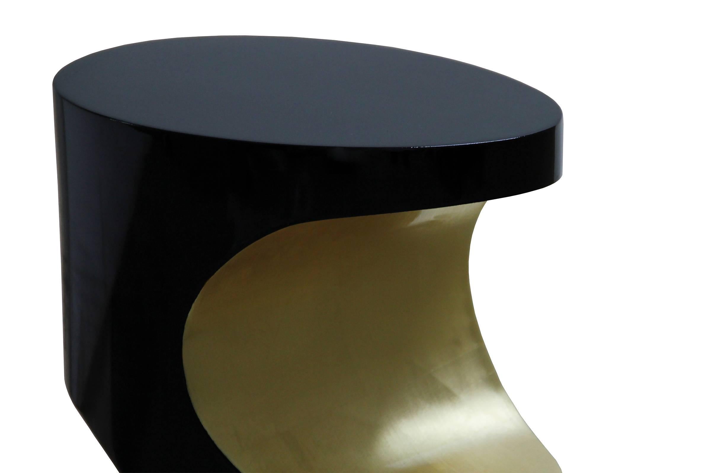 Felix Oval Side Table High Glossy Black and Gold Leaf Base In Excellent Condition For Sale In Paris, FR