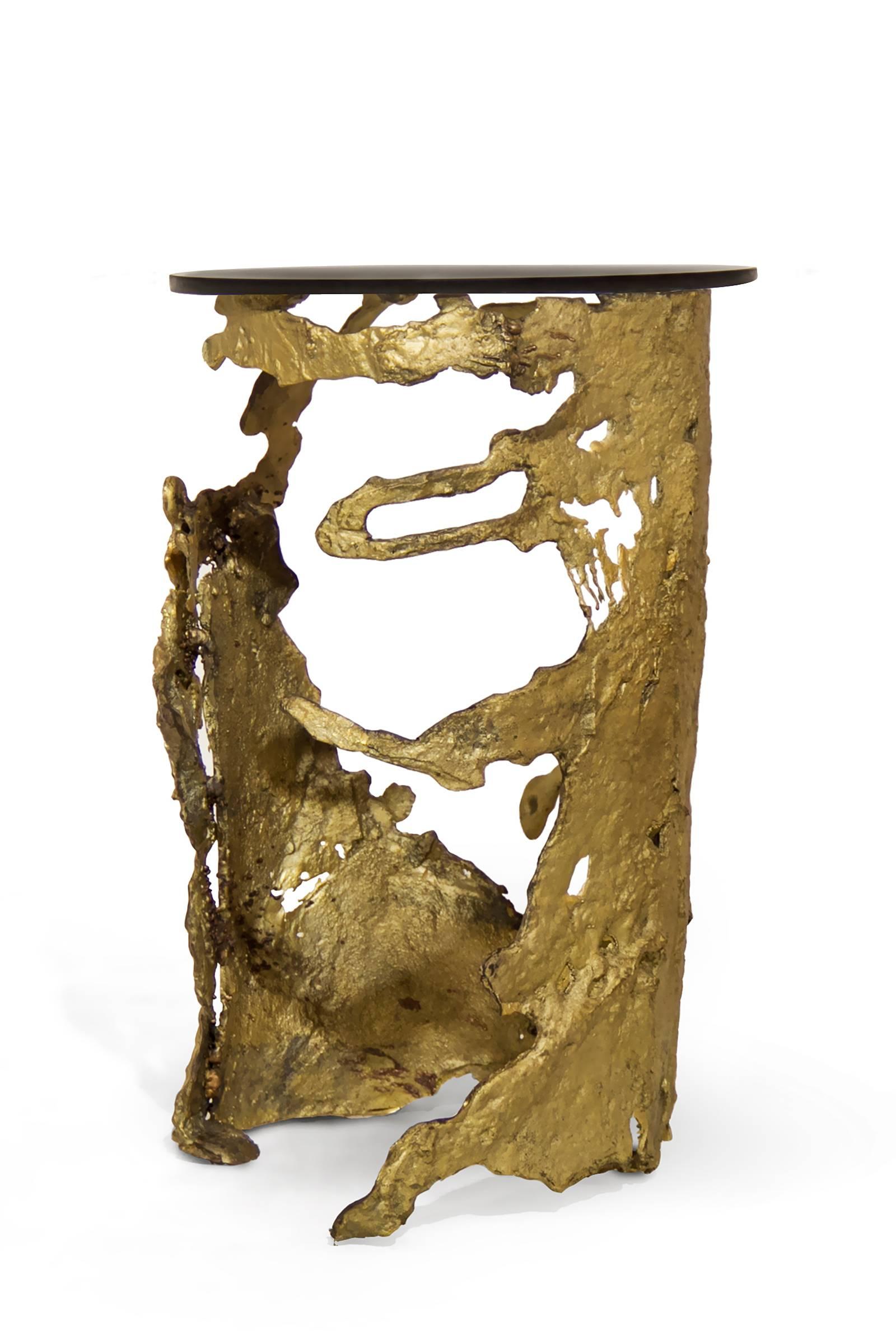 Round side table lava made with:
Casted brass base.
Table top in glass bronze finish.


