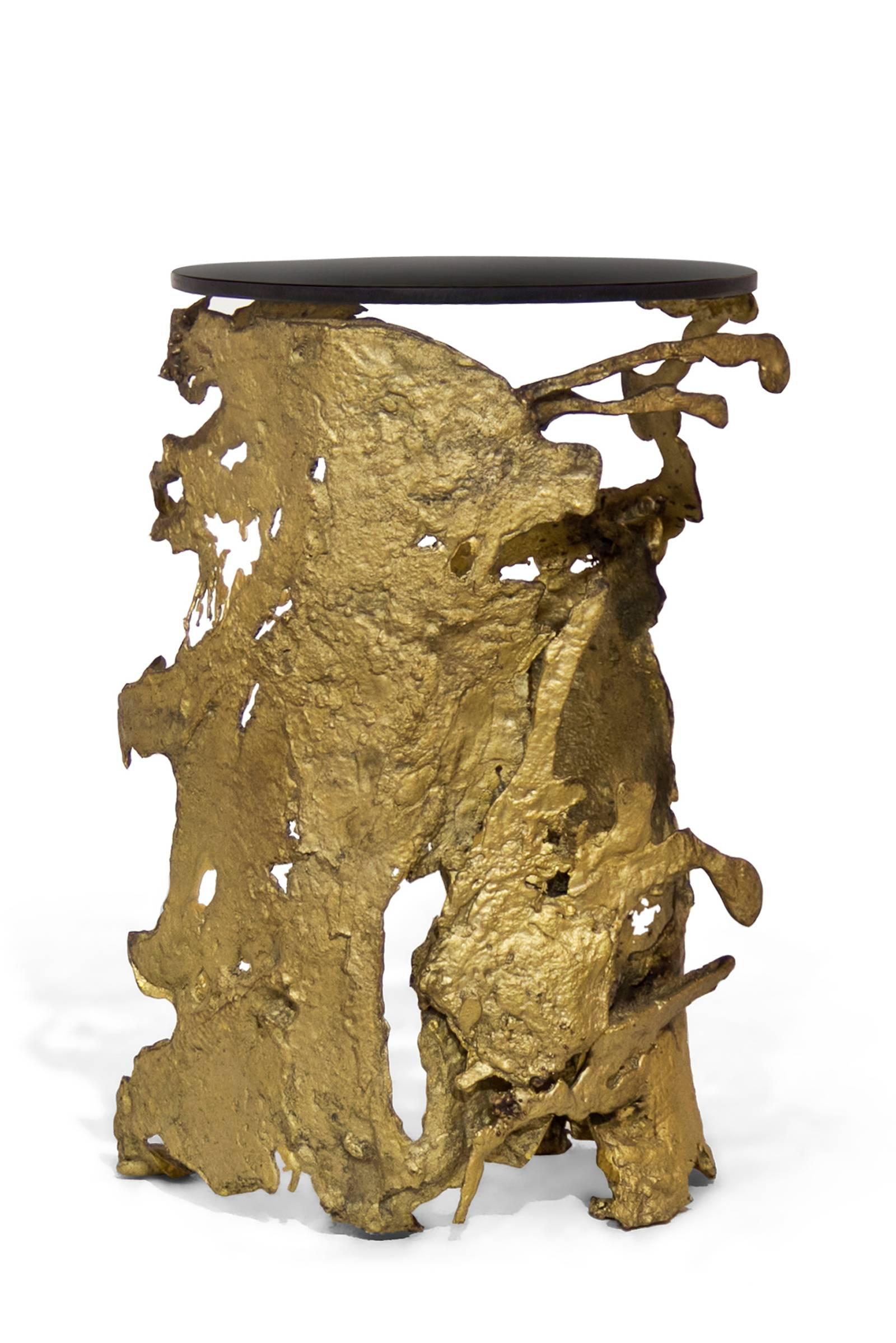 Runder Lava-Beistelltisch mit Gestell aus gegossenem Messing und Glasplatte in Bronzeoptik (Portugiesisch) im Angebot