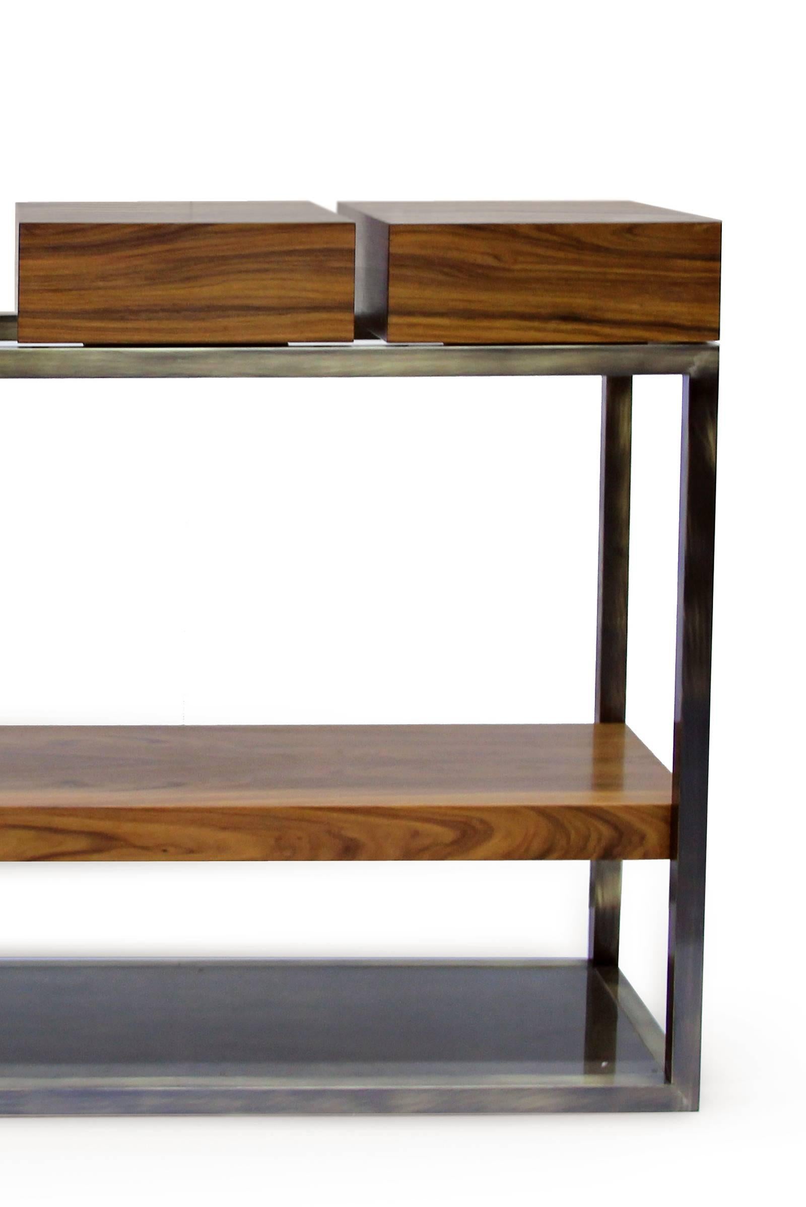 Portugais Table console subtile en laiton brossé antique et placage de bois de peuplier en vente