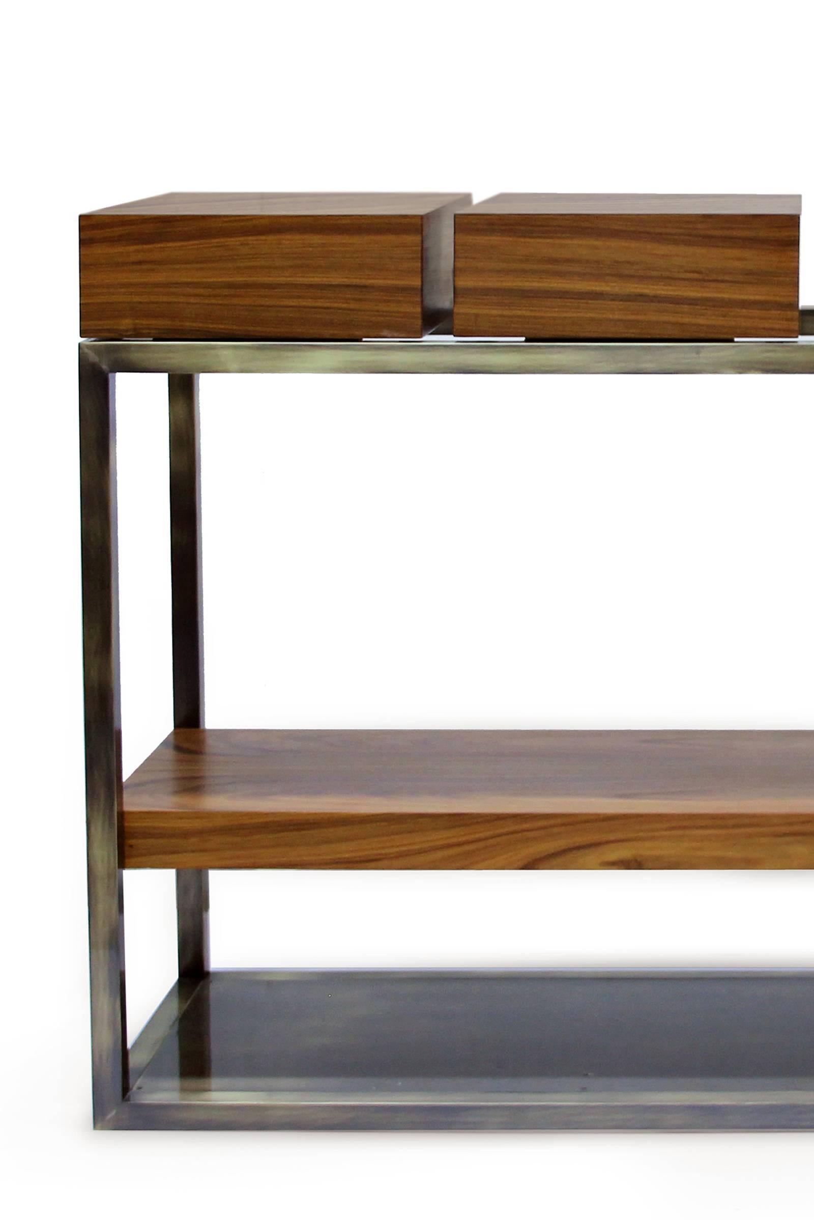 La table console Subtle est une pièce moderne fabriquée avec des matériaux de qualité.
une structure en laiton brossé antique. 4 tiroirs et 
1 étagère en placage de bois de peuplier avec bois de palissandre.

 