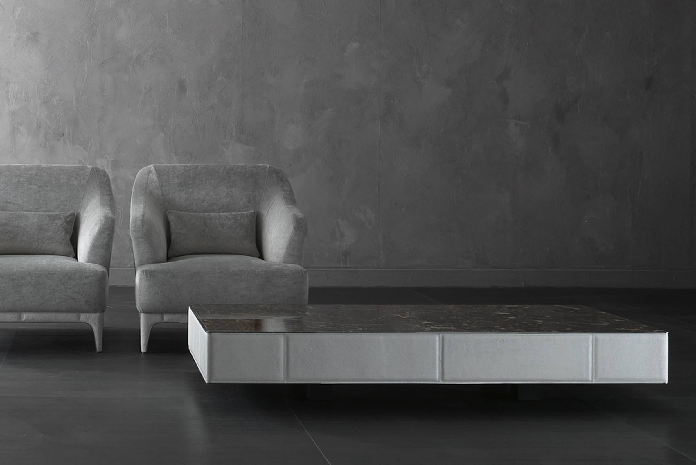 Autre Table basse Walter A avec plateau en marbre et structure en cuir matelassé en vente