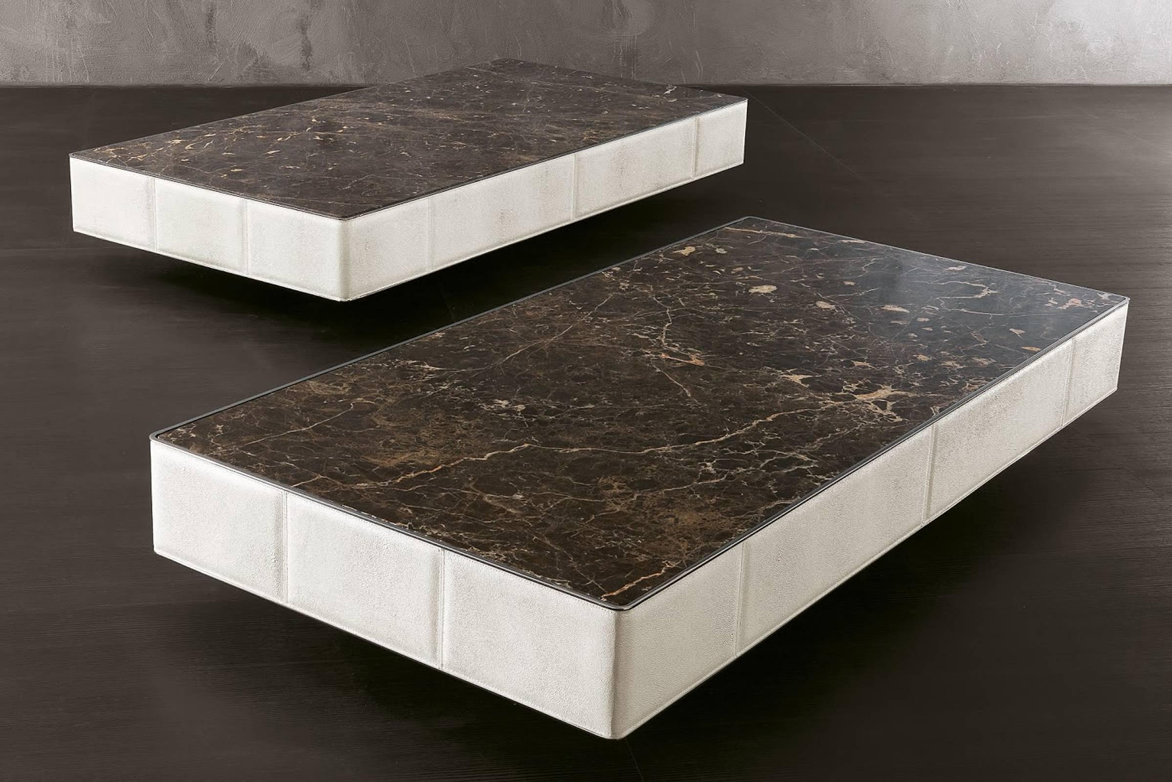 Rectangular coffee table Walter A quilted structure with leather category C.
Top in marble. Top available in leather, glass or customer's choice.
Structure is quilted with leather Cat. B or C.
Can be made with customer dimensions and finish.
