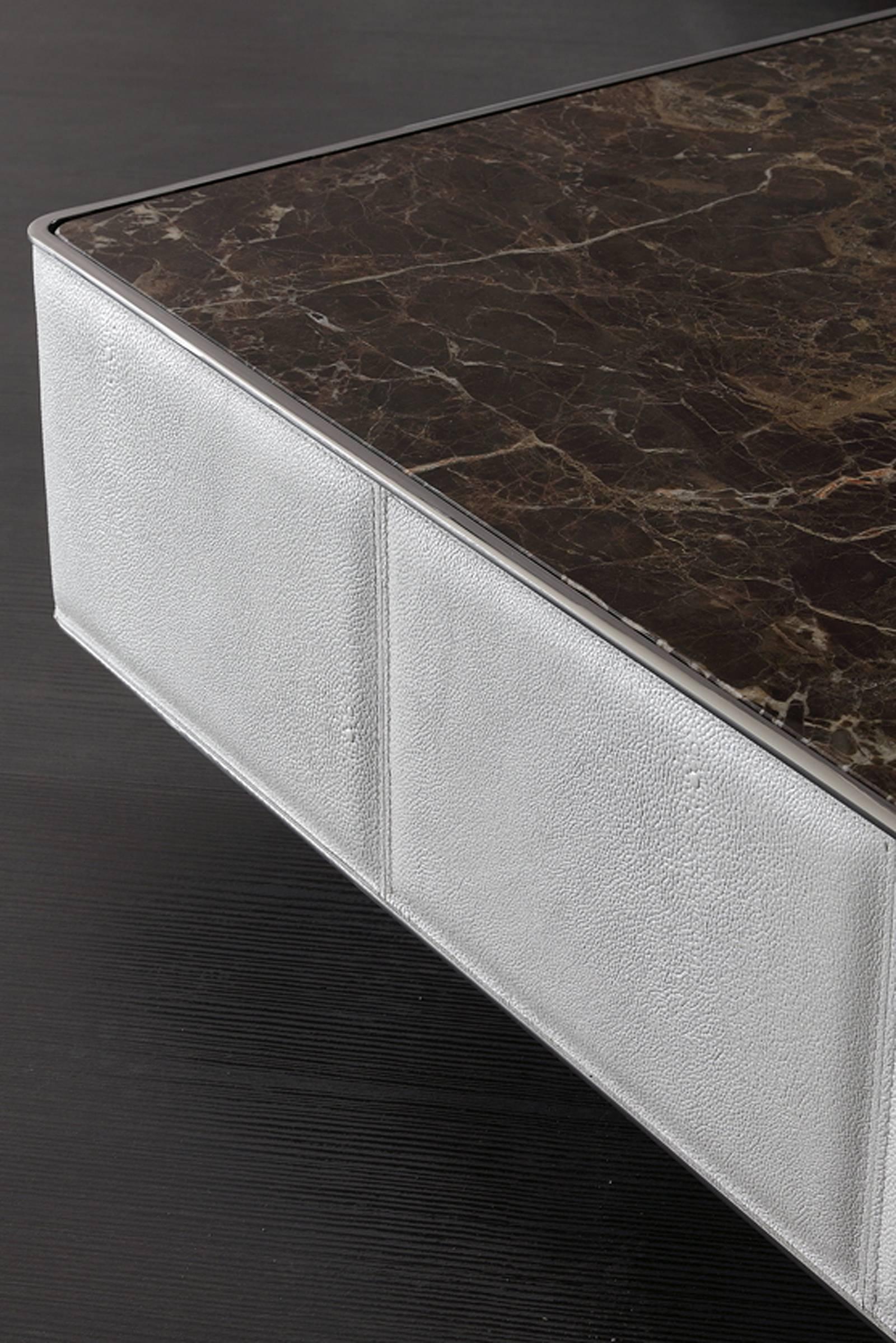 italien Table basse Walter A avec plateau en marbre et structure en cuir matelassé en vente