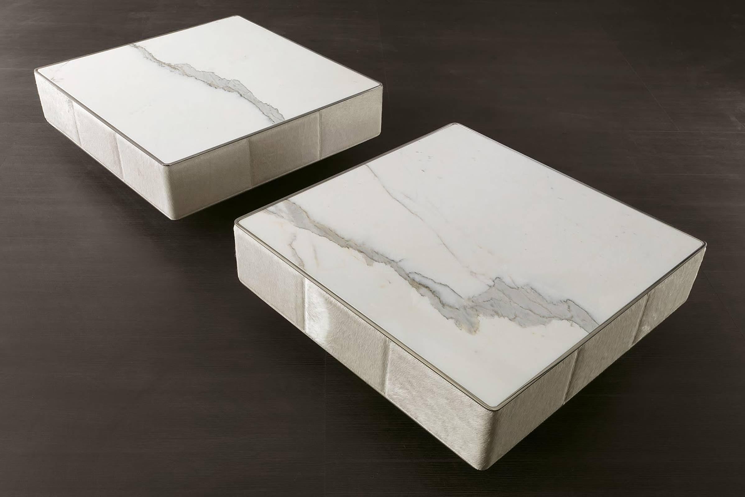 italien Table basse Walter B avec plateau en marbre et structure matelassée en vente
