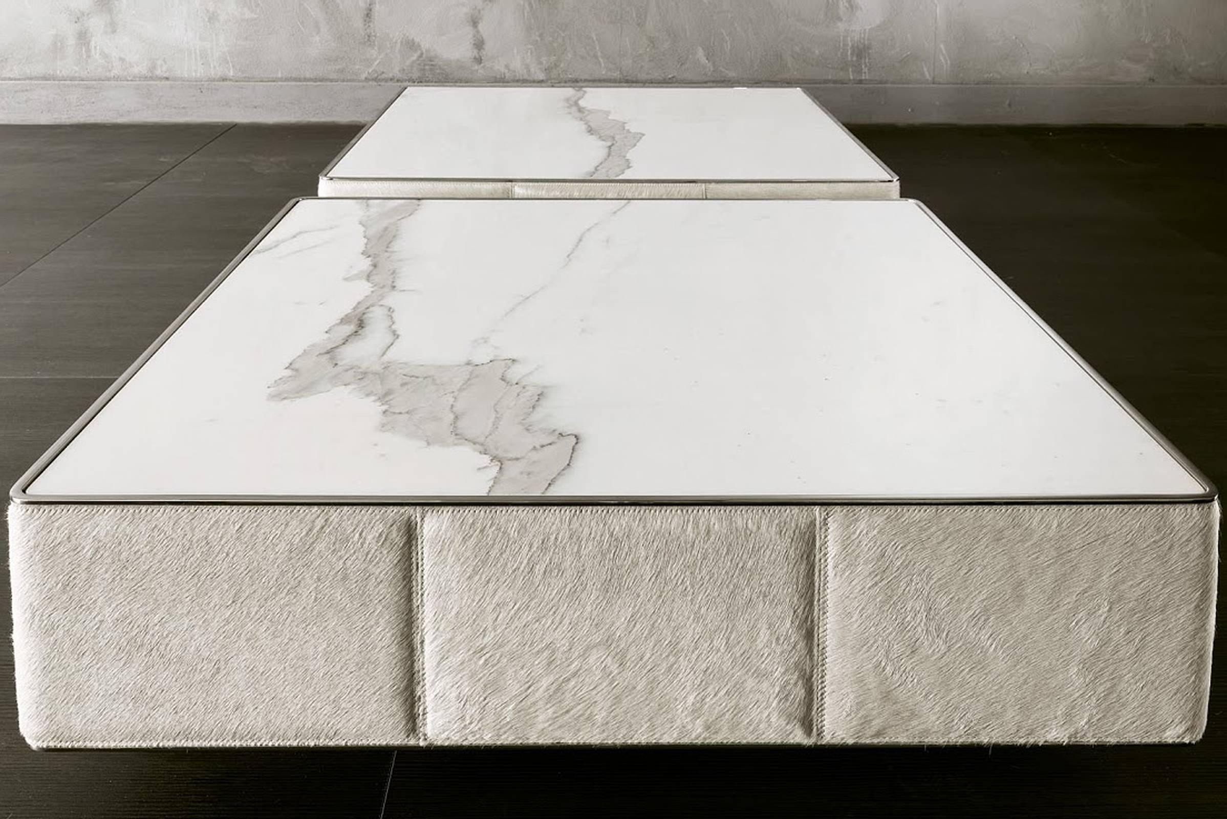 XXIe siècle et contemporain Table basse Walter B avec plateau en marbre et structure matelassée en vente