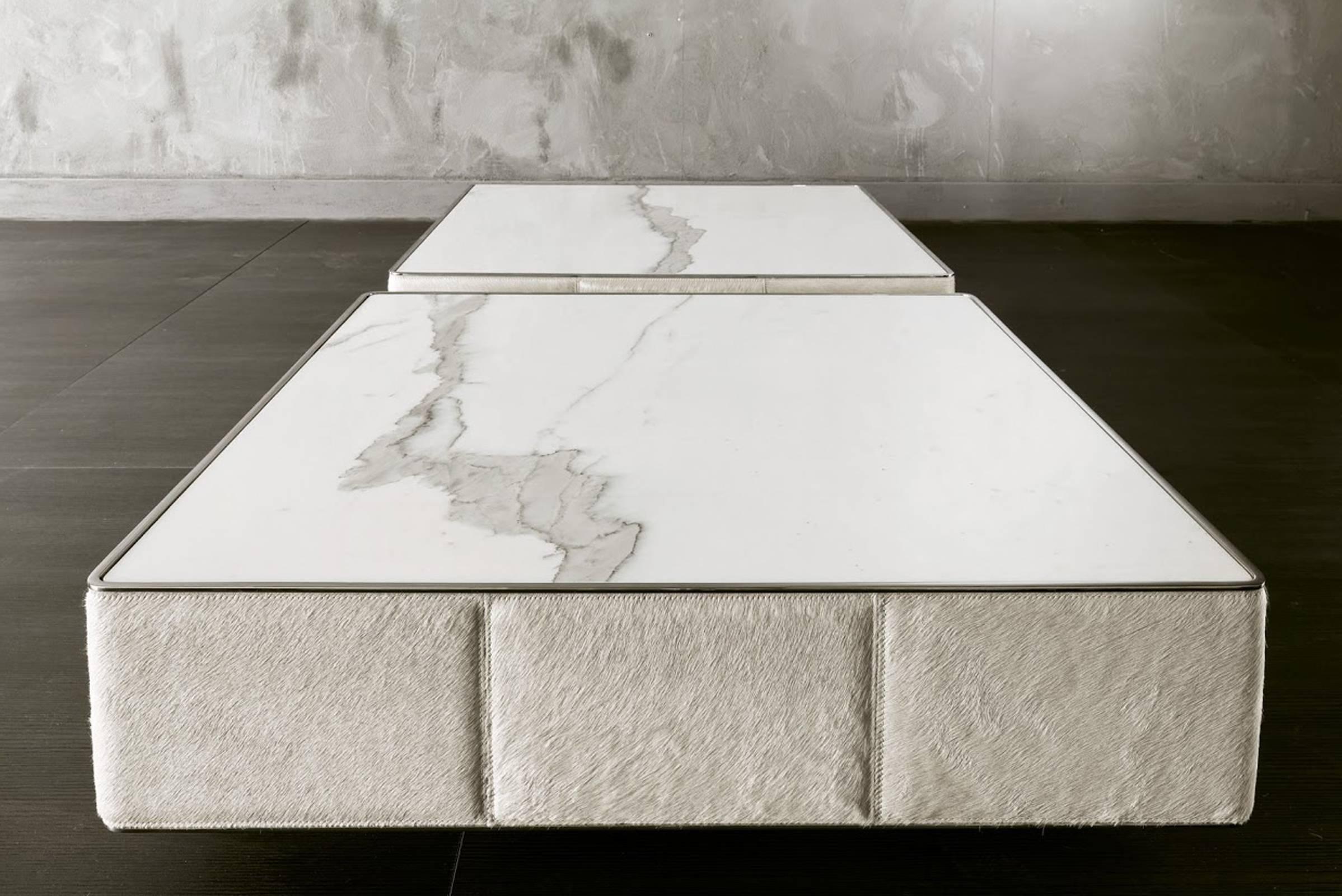 Table basse Walter B avec plateau en marbre et structure matelassée Excellent état - En vente à Paris, FR