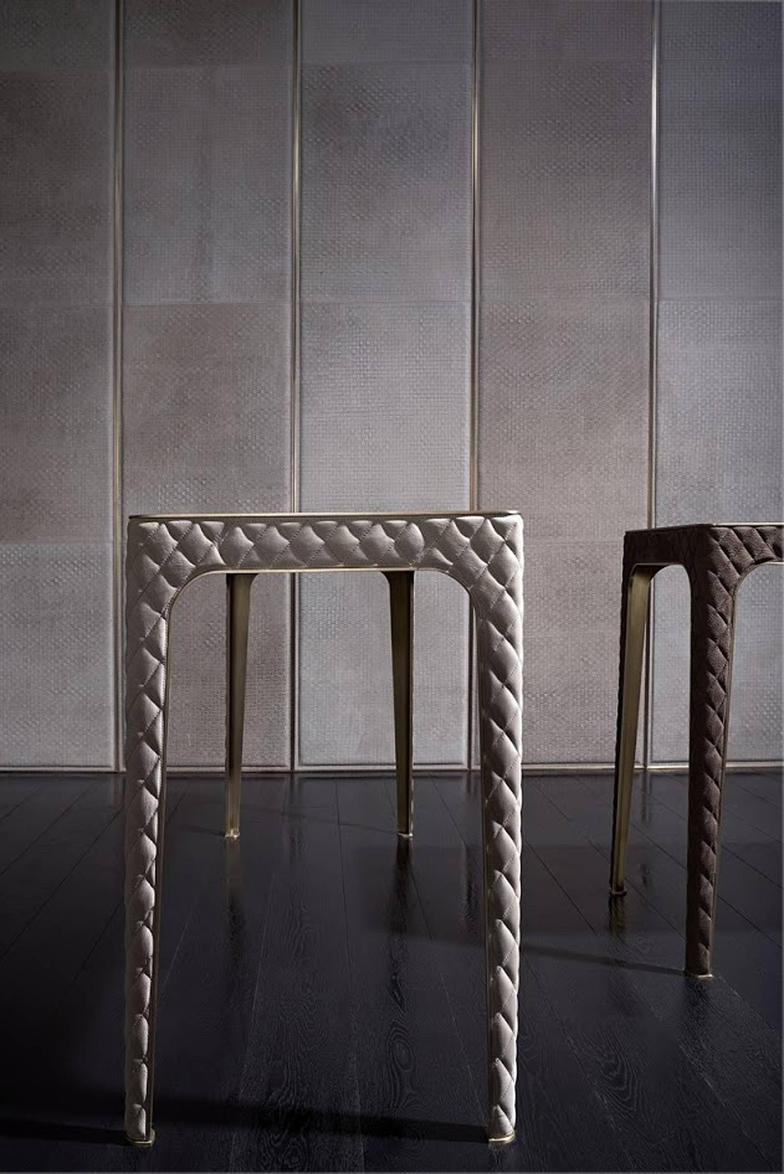 Italiano Console Shadow in pelle con gambe in acciaio e piano in marmo in vendita
