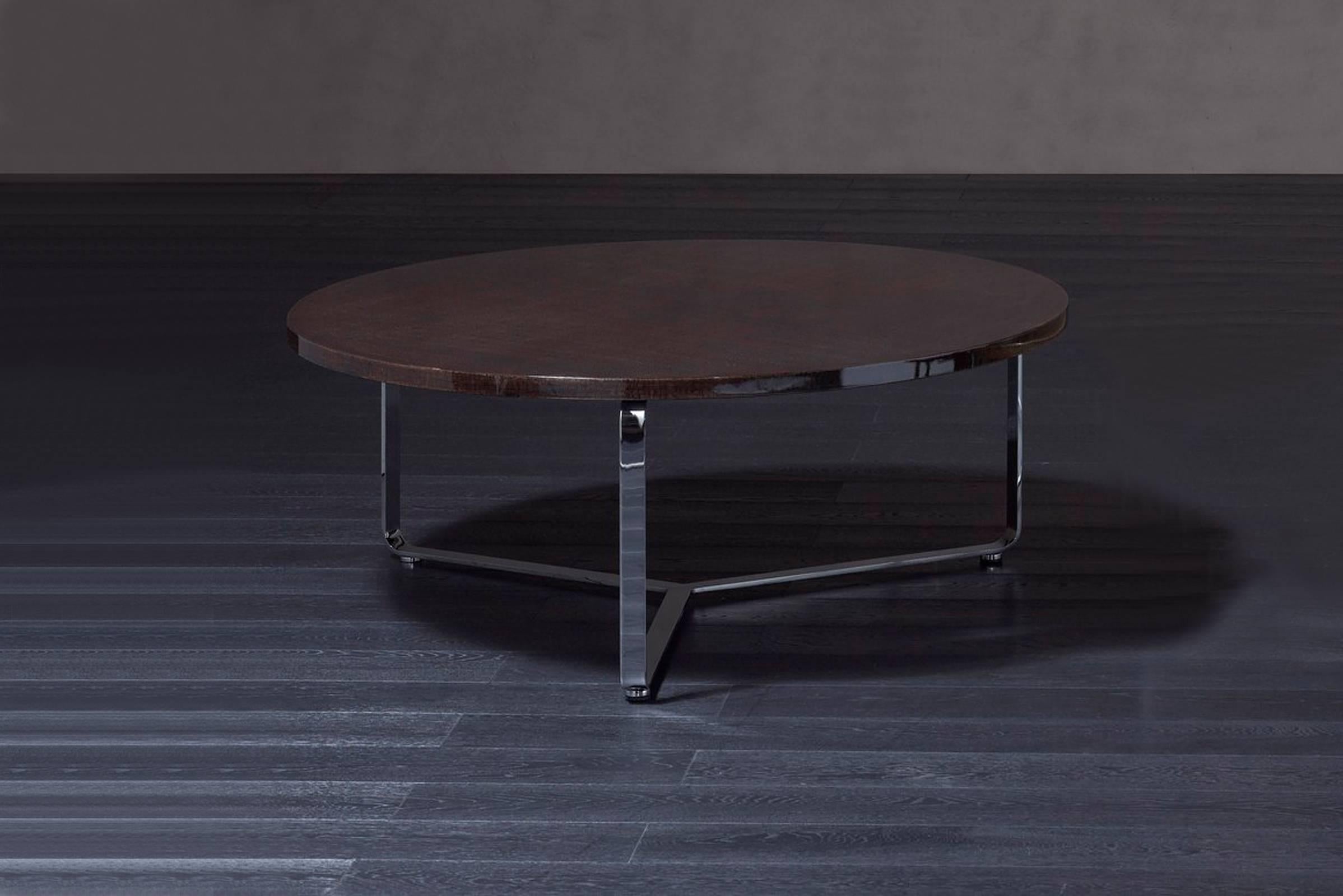 Round Coffee table Edge Structure with polished stainless steel,
Top with leather category B. Structure available in bronze.
Top available in laquered painted decoration.
For costum special decoration, there will be a 20% increase on the