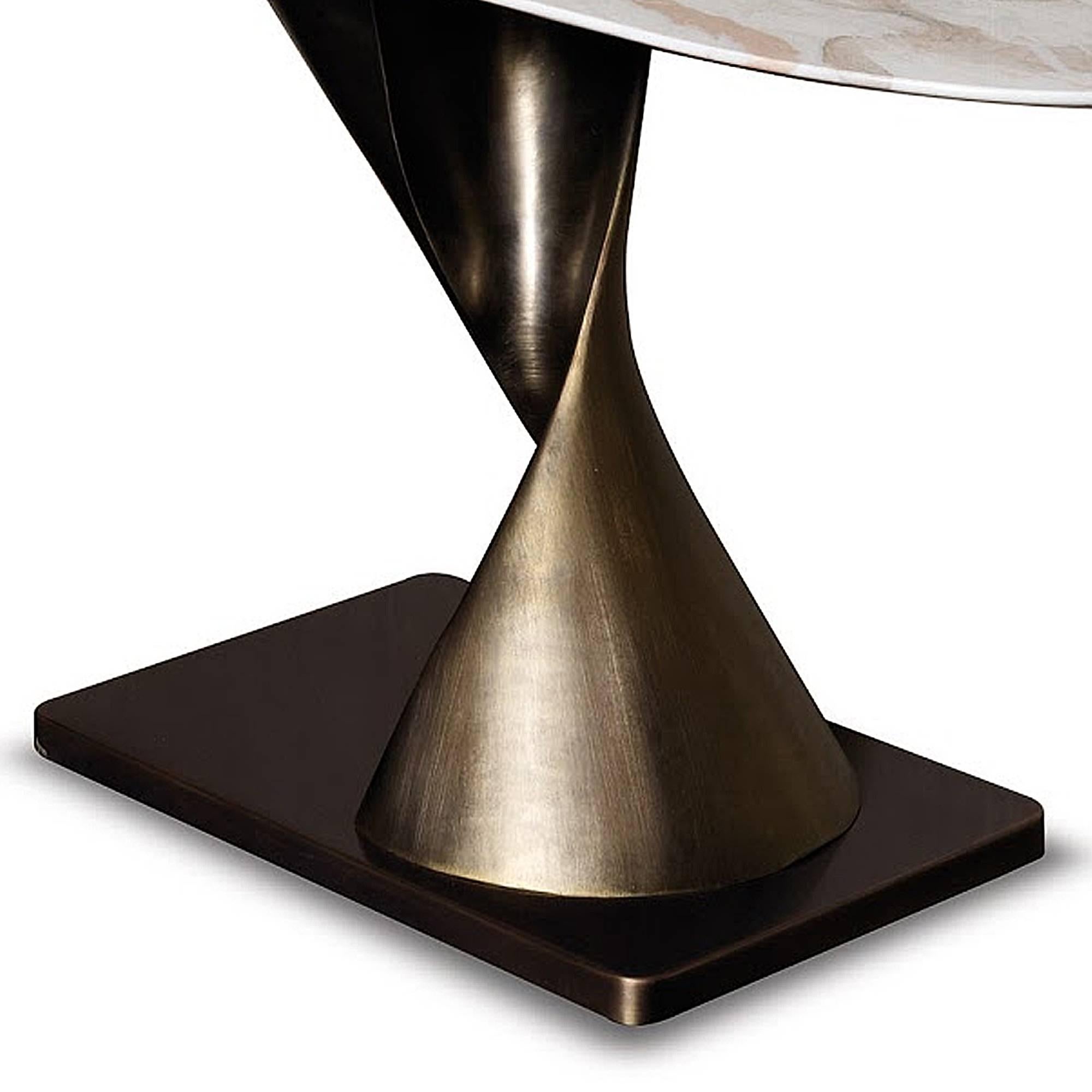 Table console Eva avec base en bronze. Dessus en marbre blanc
calacatta oro. Plateau également disponible sur demande en marbre emperador 
ou marbre gris, ou marbre noir du Sahara ou marbre de Patagonie. 
La base peut être recouverte de cuir, A.I.C.