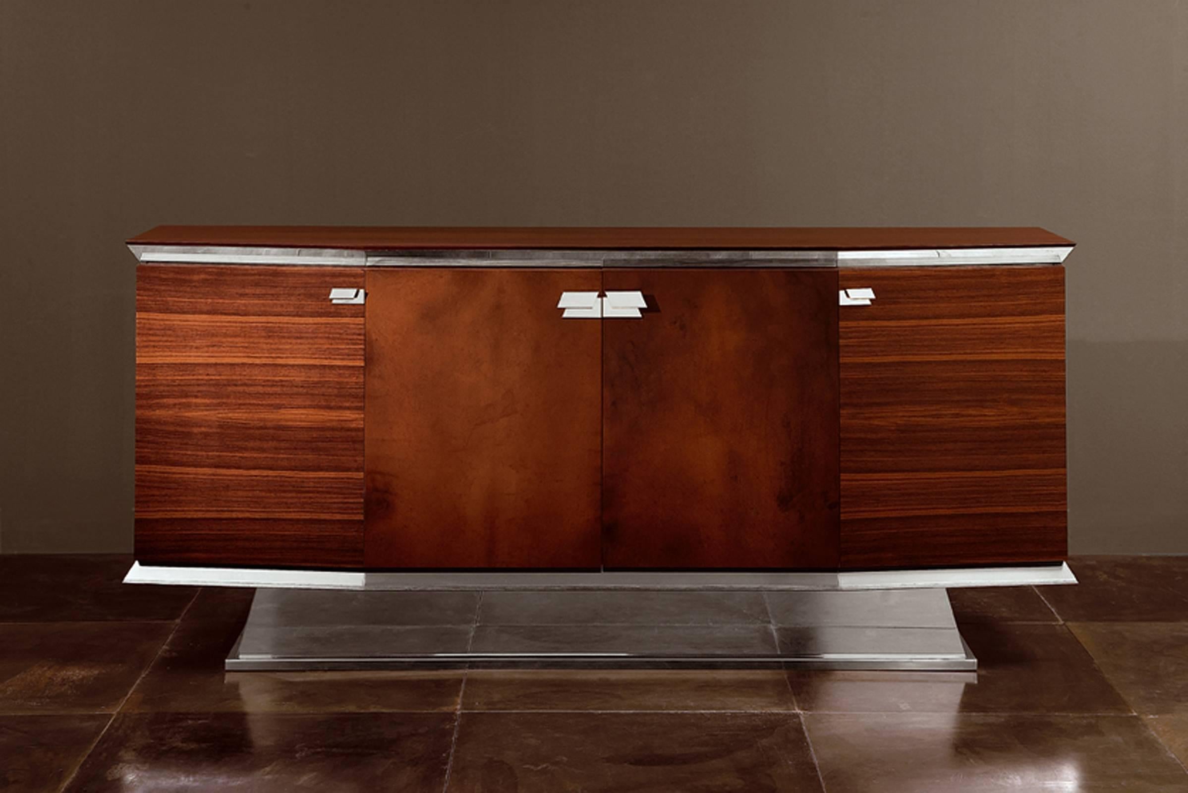 Sideboard Virginia with brushed steel base.
Top and structure in rosewood.
Doors with leather Category B.
In option leather exists in Category C and D.
Base available in bronze.
Virginia is available in different customed sizes.
