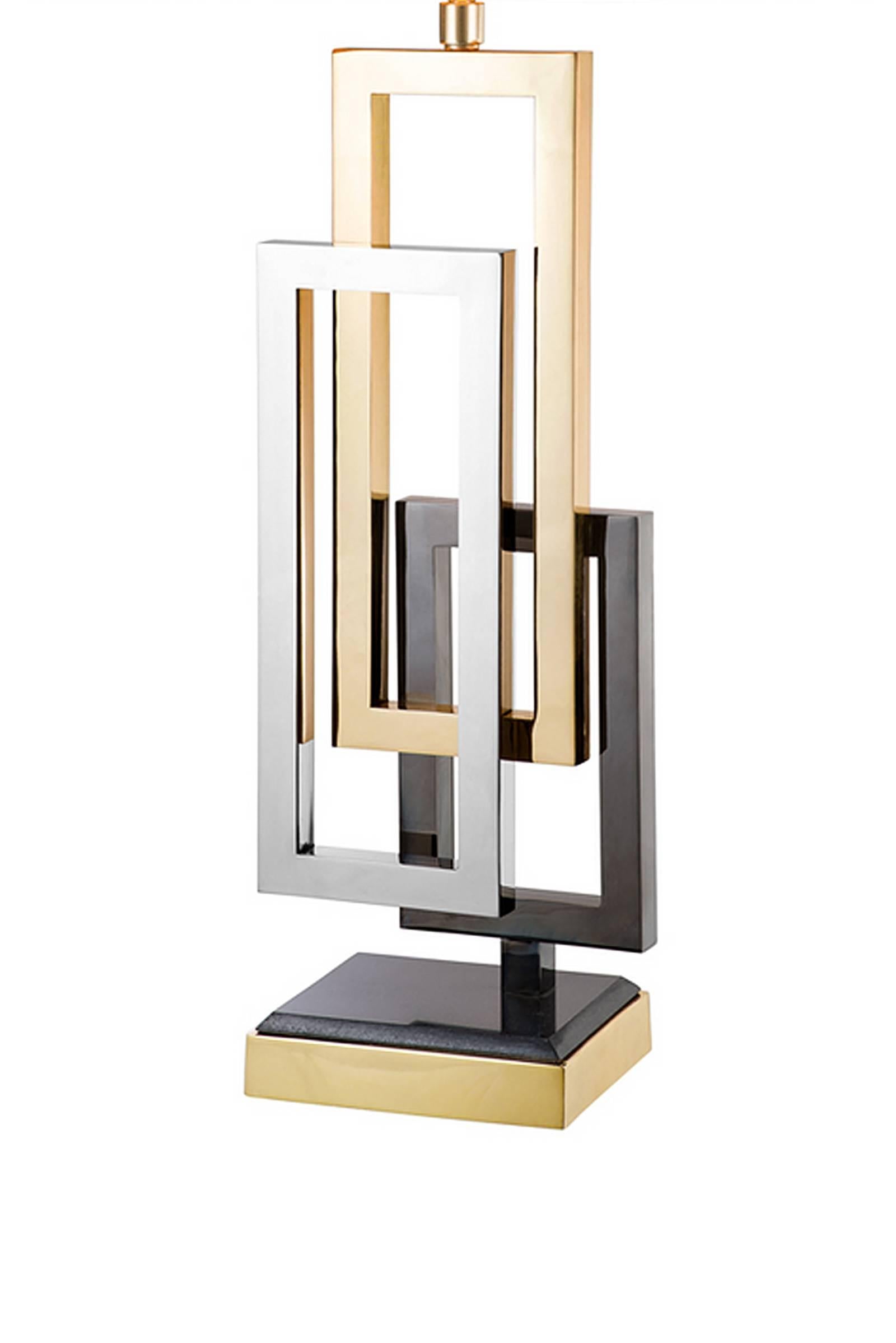 Table lamp Cadres with nickel finish, black nickel 
finish and brass finish, with black lamp shade.
