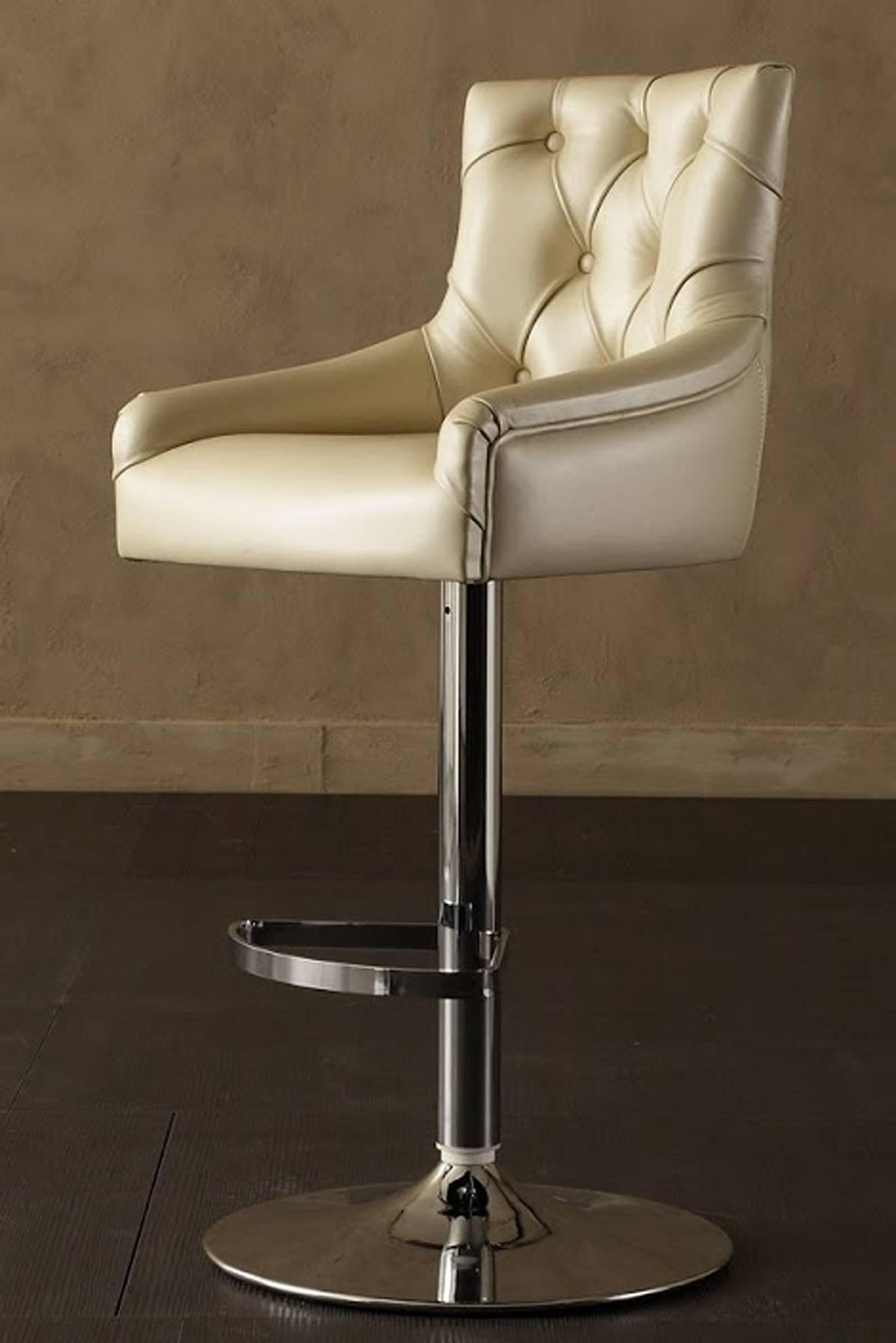 Catana Bar Stool in Polished Steel with Leather seat  In Excellent Condition For Sale In Paris, FR