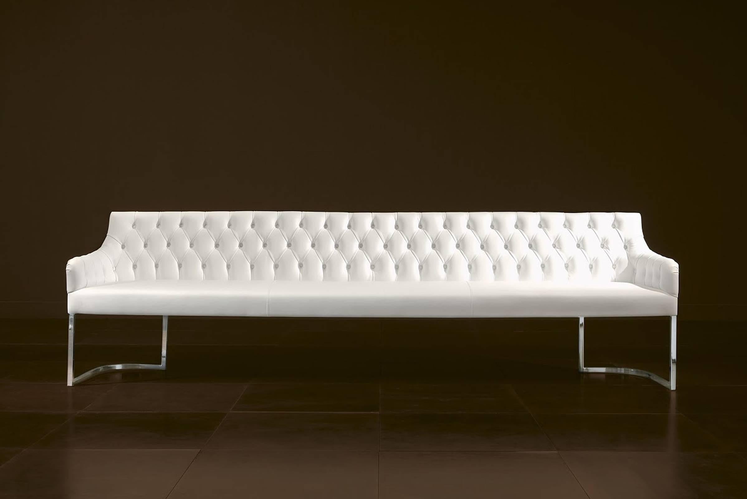 Bench Catana with structure in solid wood and covered with 
white high quality genuine leather. With polished stainless steel
base. Also availbale with bronze base and other fabrics on request
with up charge.
