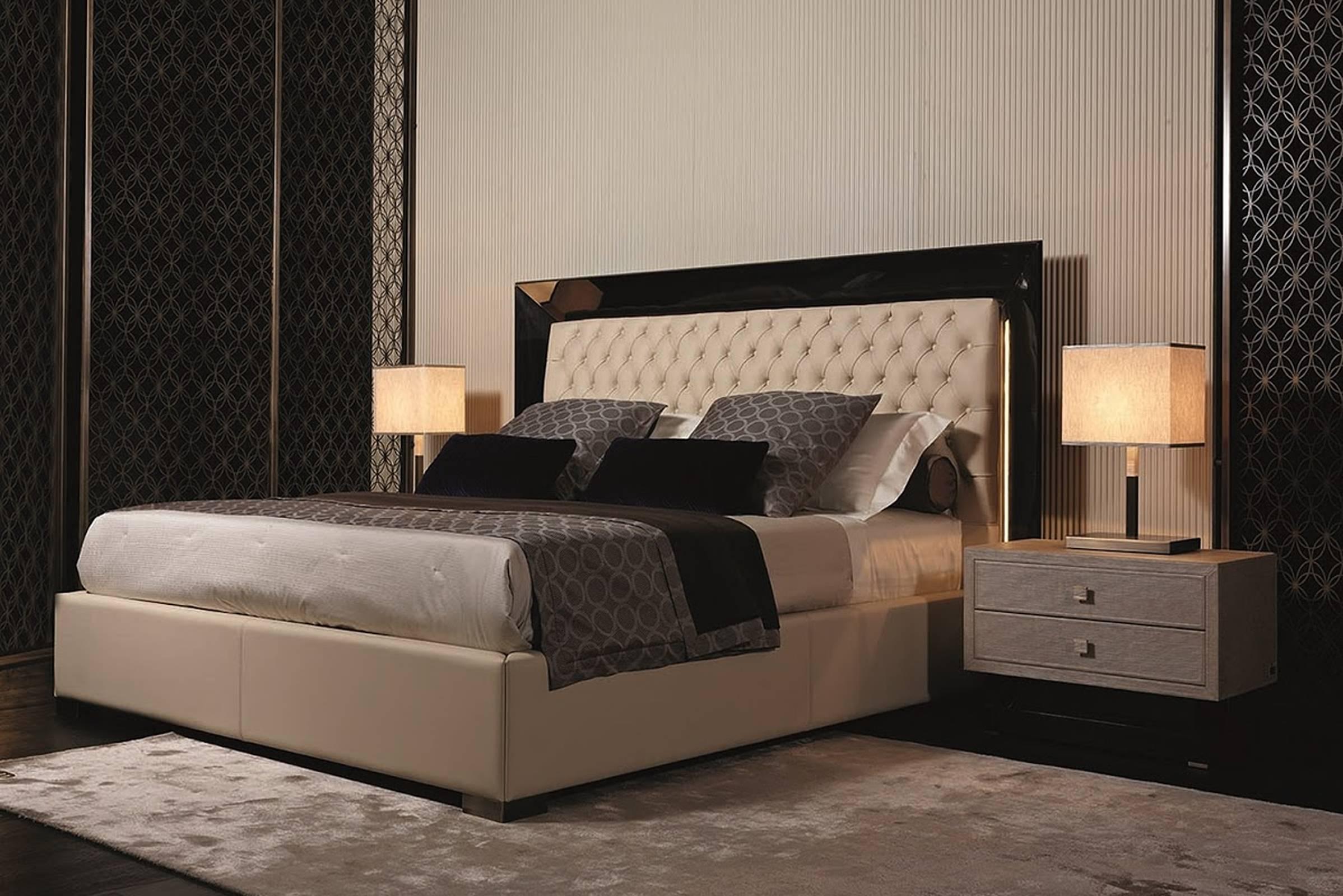 Bed Kany frame and box upholstered with leather category B,
Headboard tapissé with leather category C,
Dimensions: L254 x W217 x H35/144
Ref. 150-2065/200P (Slat 200 not included).
Bed available:
- L214cm/slat 160 and L234cm/slat 180.
- Leather Cat