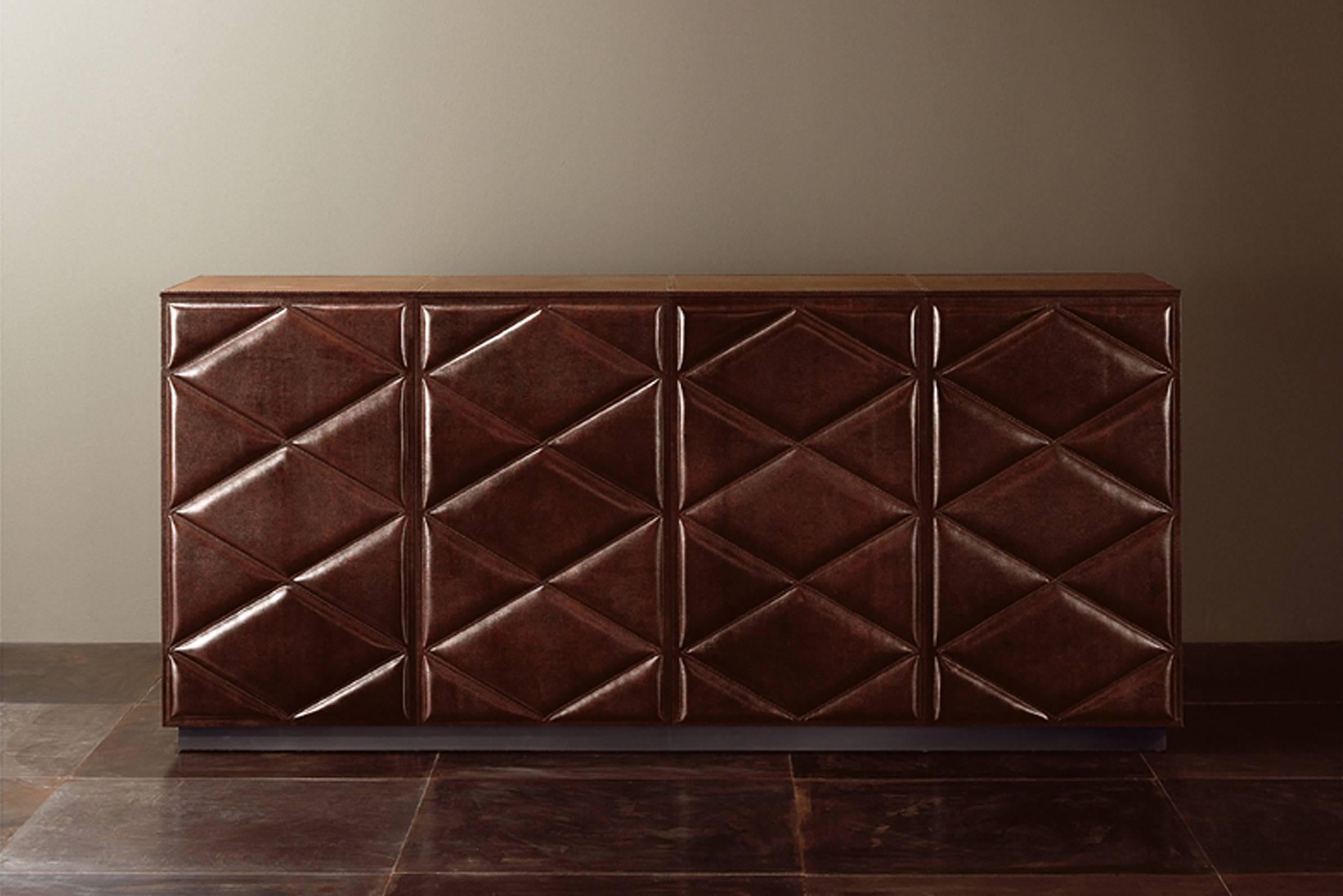 Sideboard lounge smart covered in leather Cat. B.
and steel or bronze structure details.
Available with leather cat. B+C/D.
Pacific Companies collection.
 