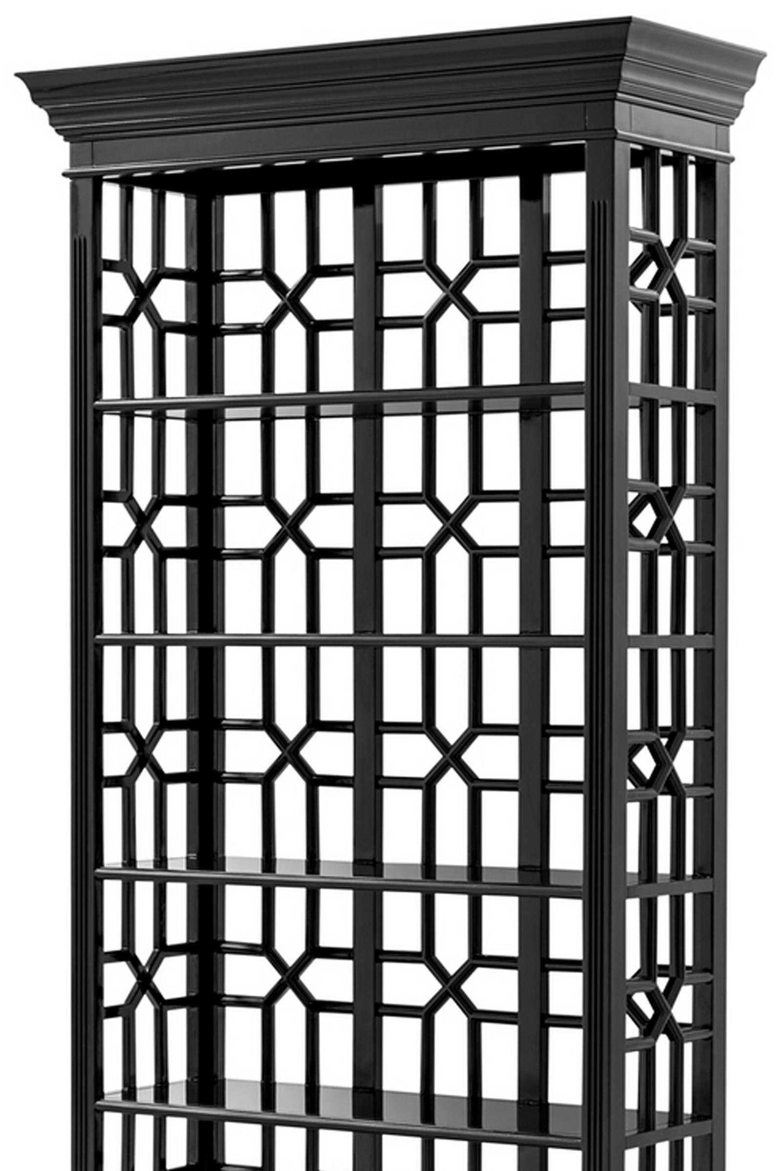 Kabinett Otello Schwarz mit Struktur und vier Regalen 
hergestellt aus massivem Mahagoniholz in schwarzer Ausführung.
Auch in weißer Ausführung erhältlich.
