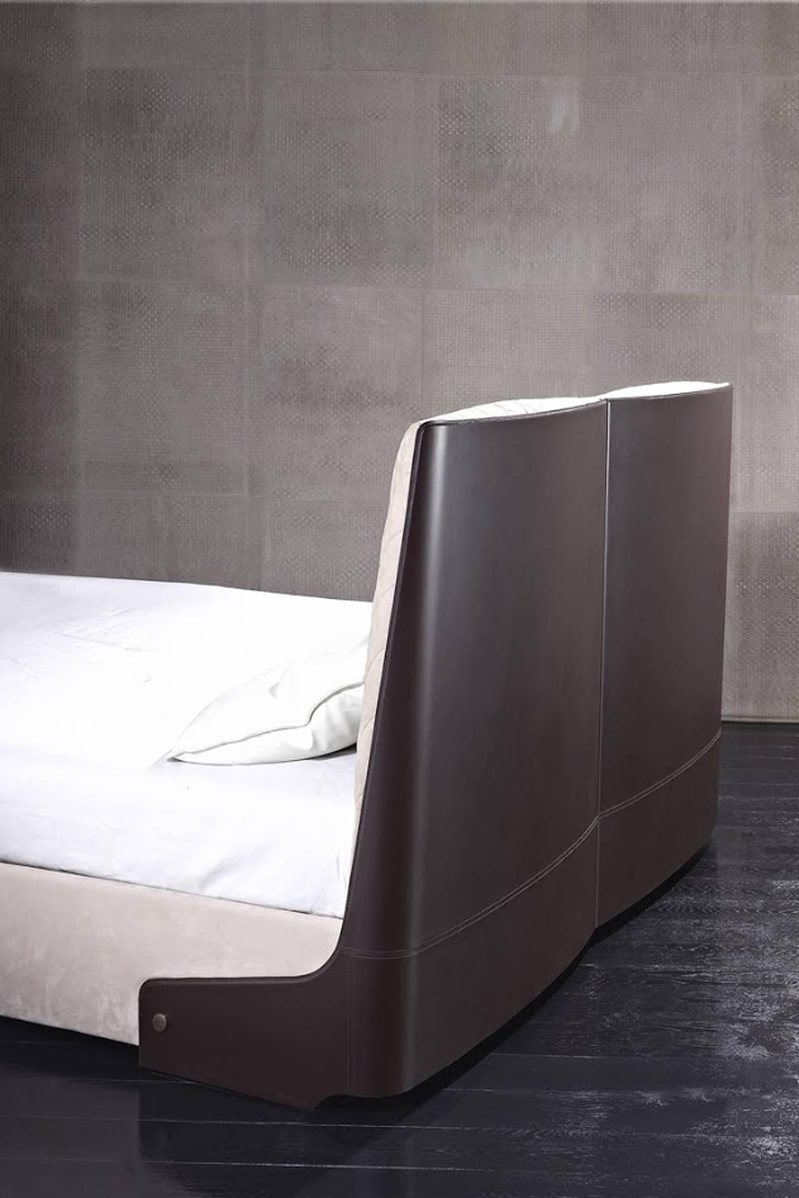 Premium-Bett mit Glattleder- und Matlaspolsterung, Kopfteil (21. Jahrhundert und zeitgenössisch)