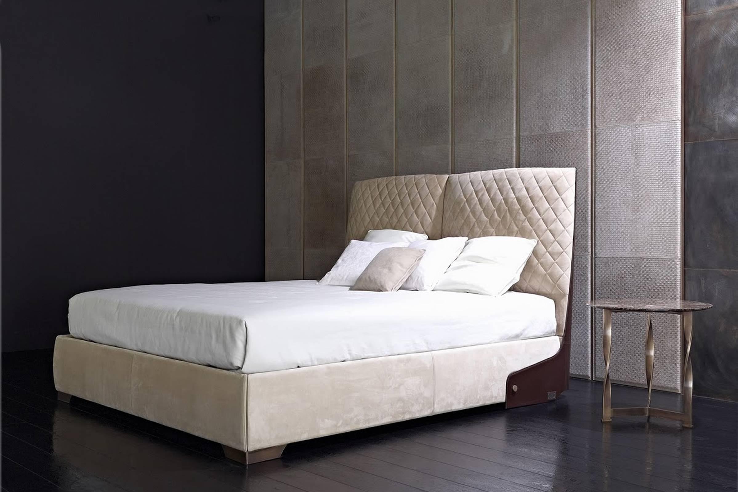 Bed Premium structure made with smooth leather category C,
headboard Matlassé in leather C,
Slat 180, not included in price.
Bed available with leather category D.
and fabric Technabuk category A.
Pacific Compagie