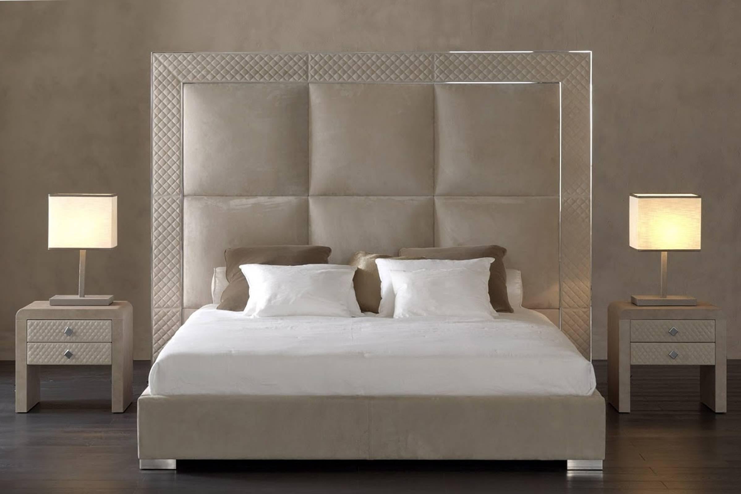 Bed Sigma with low headboard / Slat 200, frame made in steel or bronze
headboard matlassé with soft leather cat. B+C.
Code bed: 2059/200M.
Bed available:
With box, only for Slat 160 or 180.
Slat 160 and 180. 
Upholstery with fabric cat. A,