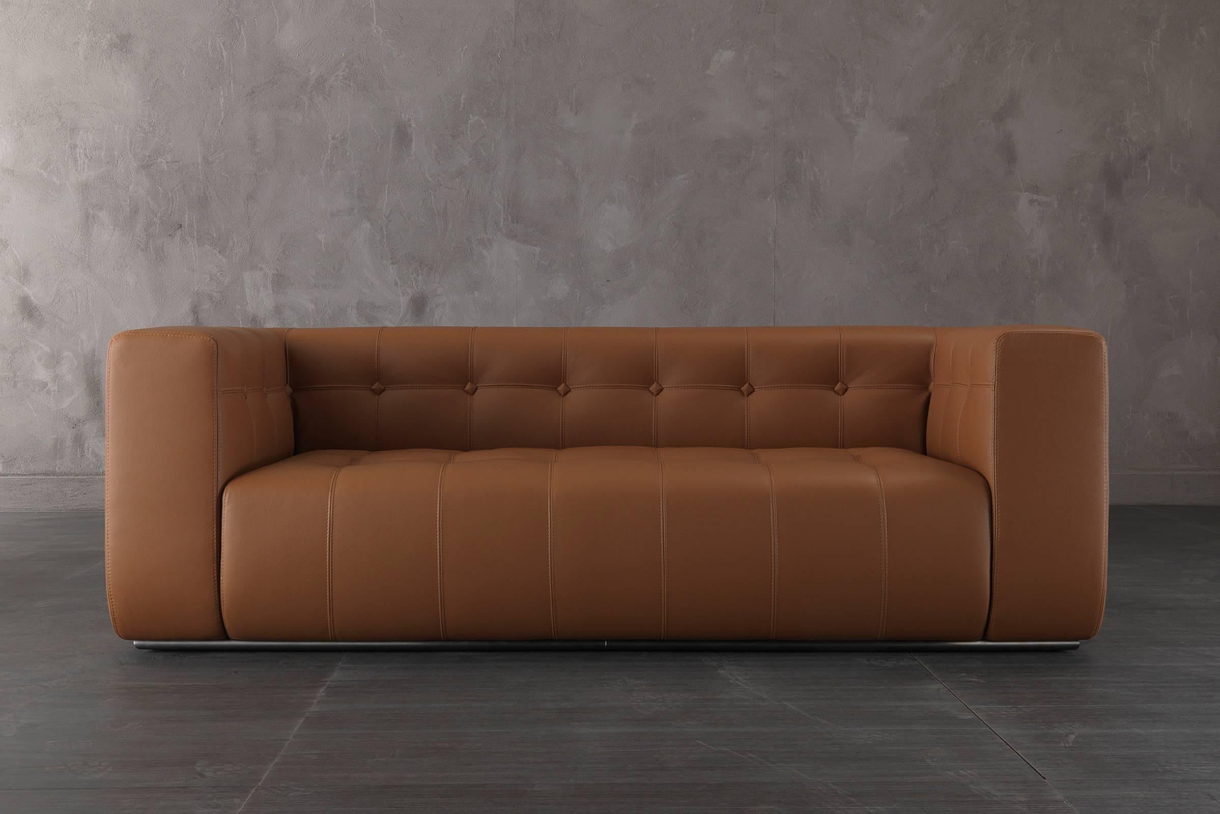 Sofa challenger, two, five seater made with leather category B.
Two back cushions. 60 x 20 included.
Available in leather category C or D
or in fabric category A and B.
Sofa challenger available in modular sofa:
Measures: L 253 cm;

            
   