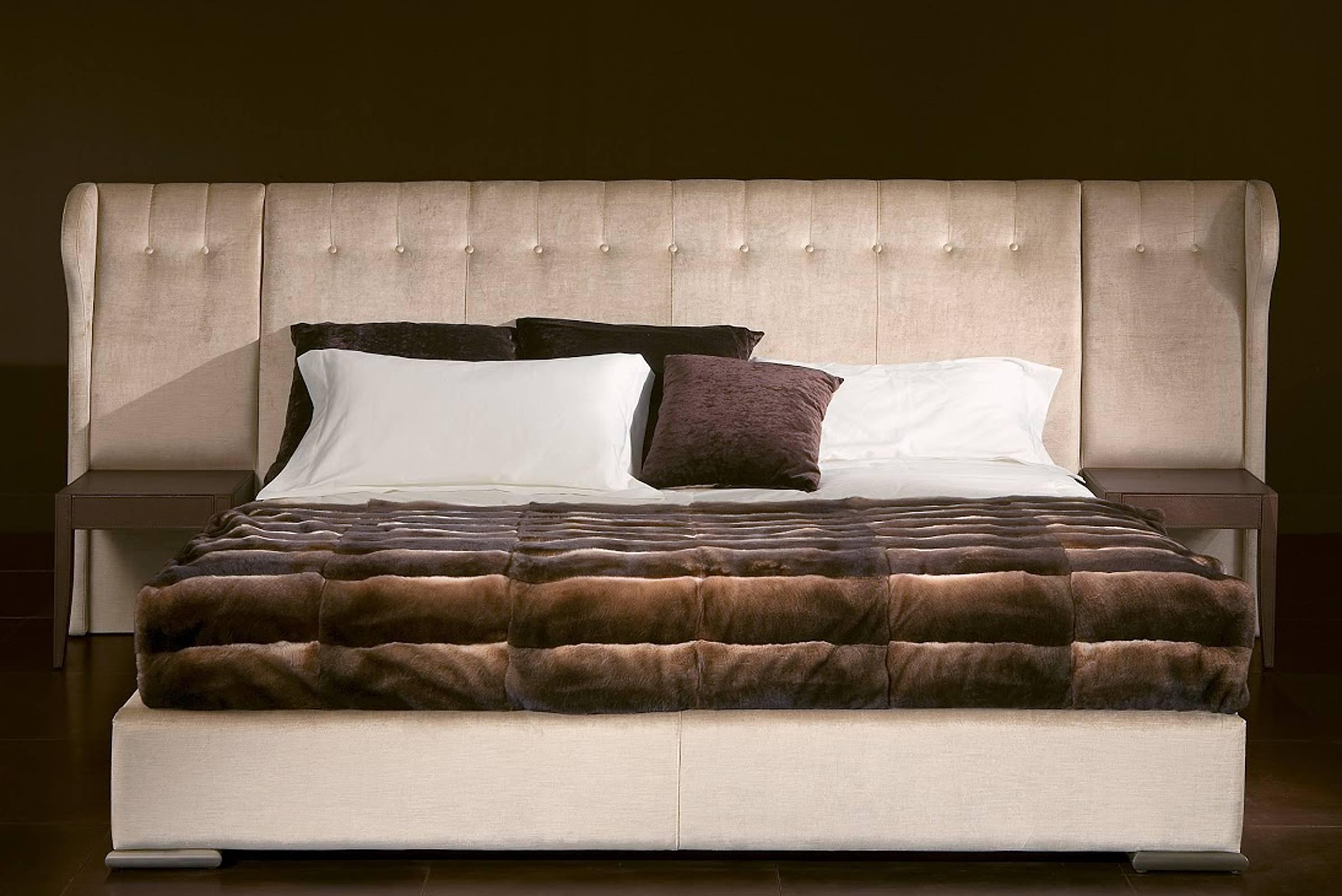 Bed Parma for slat 200cm, box and headboard made 
with fabric category. A night table with leather finishing 
or rosewood.
Available:
For slat 160 and 180cm.
Without night table.
With fabric cat. B; leather cat B - C and D.
