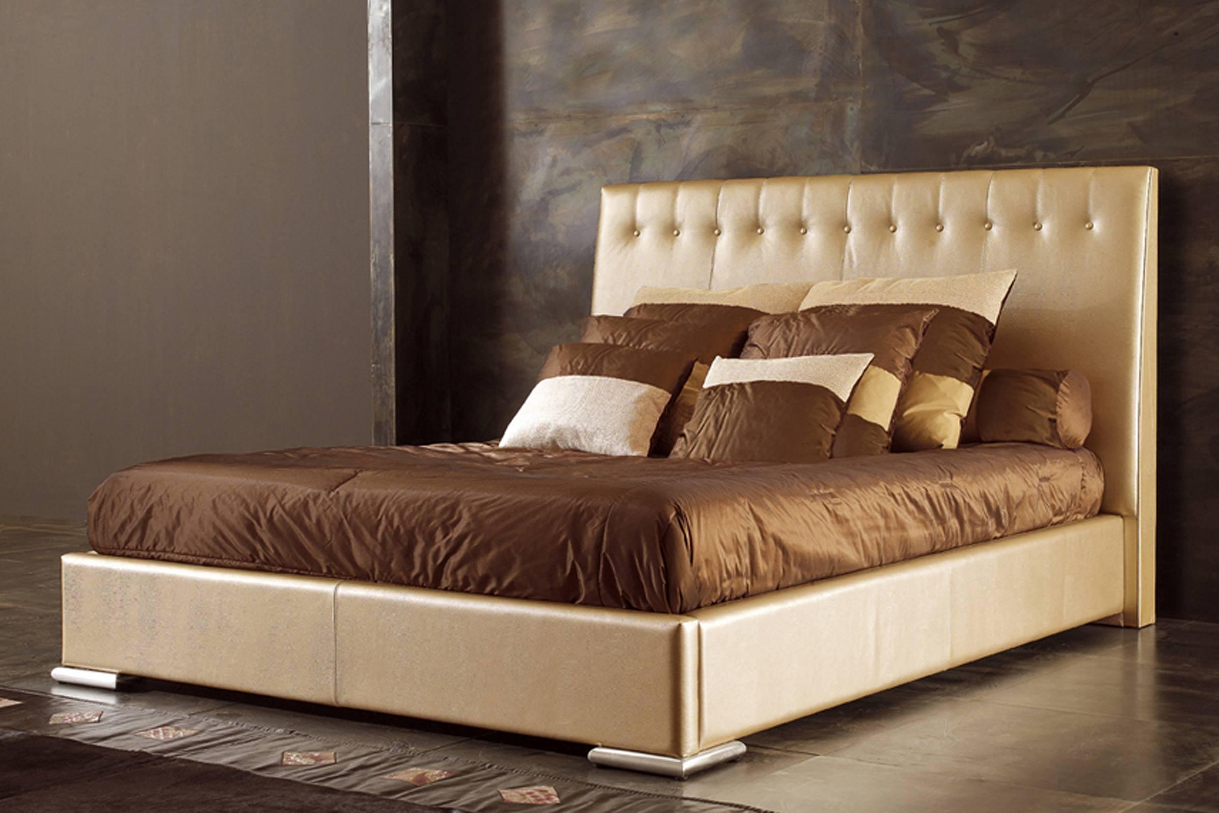 Parma-Bett mit hochwertigem Stoff und Lederbezug für den Nachttisch (Italienisch) im Angebot