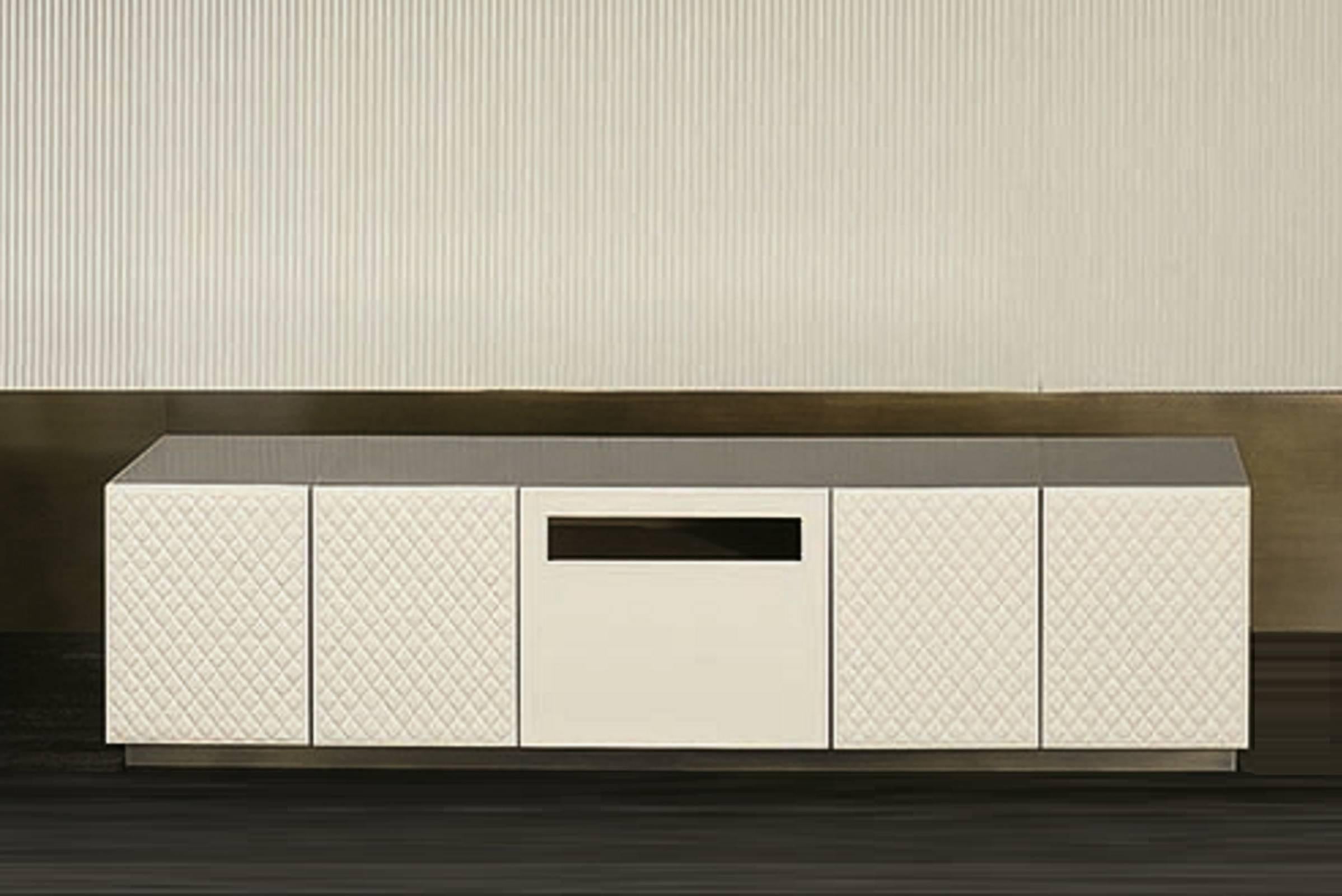 Plasma and TV holder Suffolk structure and doors.
Matlassé in leather cat. B + C/D.
Four doors matlassé with leather cat. C.
Drawers lacquered or with leather as request,
Inside matte lacquered.
Available in:
Two or six doors.
Steel and leather