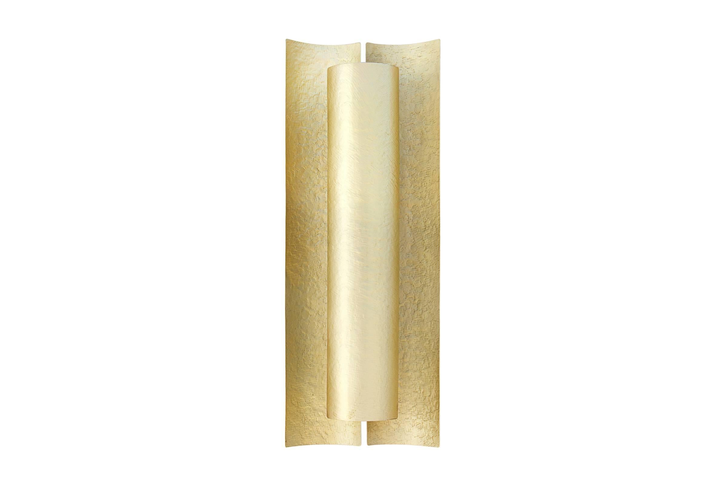 Aplique Aurora es una pieza de diseño de iluminación 
que te reconfortará en las noches más oscuras 
con su luz cálida y sensible.
Fabricado con chapas de latón martillado.
Dos bombillas, 220-240V / 40 vatios.
