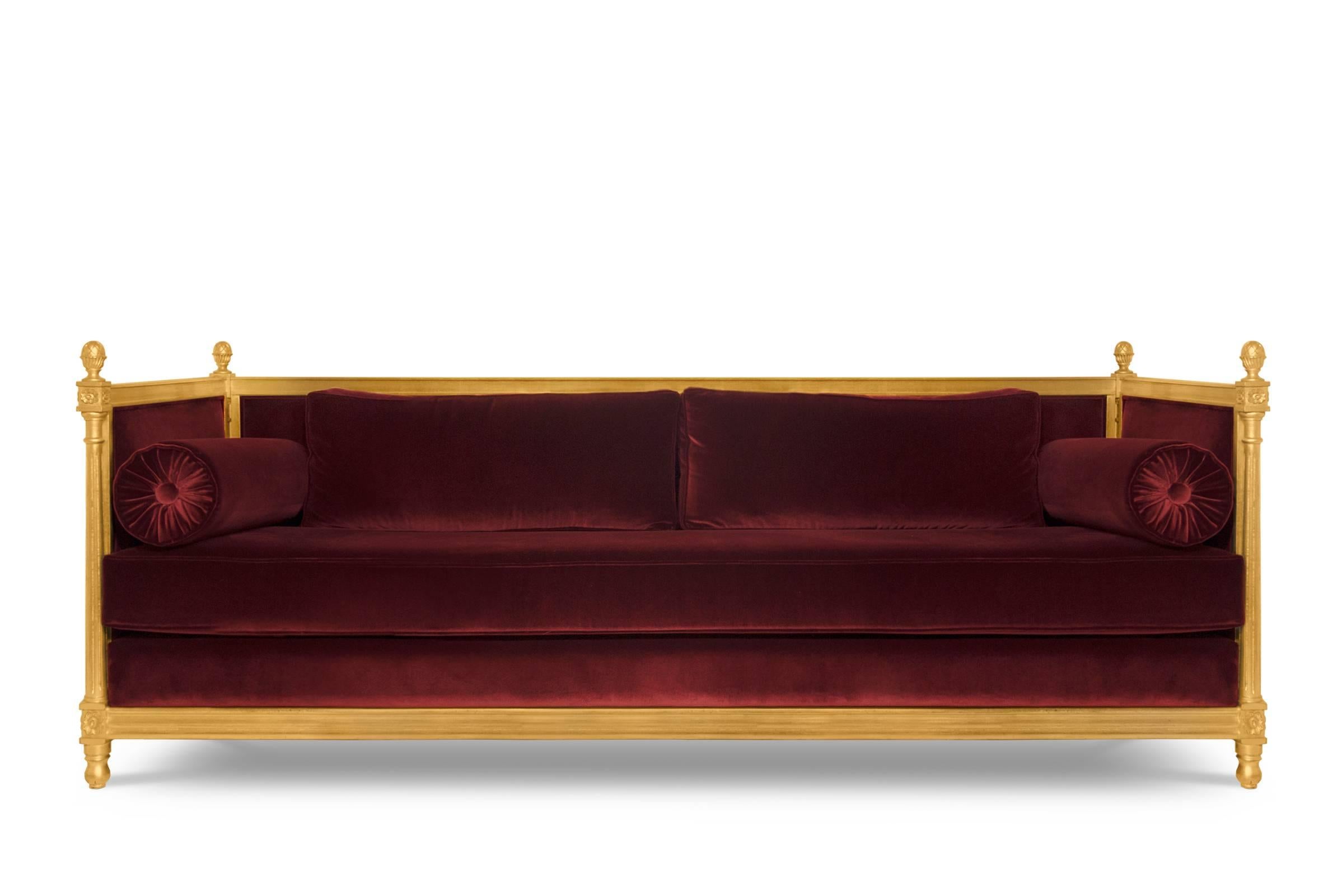 Sofa neues Schloss mit Baumwollsamtstoff und
gealtertes Blattgold mit Glanzlackierung. Verfügbar
in den Farben Rot, Kastanienbraun, Grün oder Schwarz.
